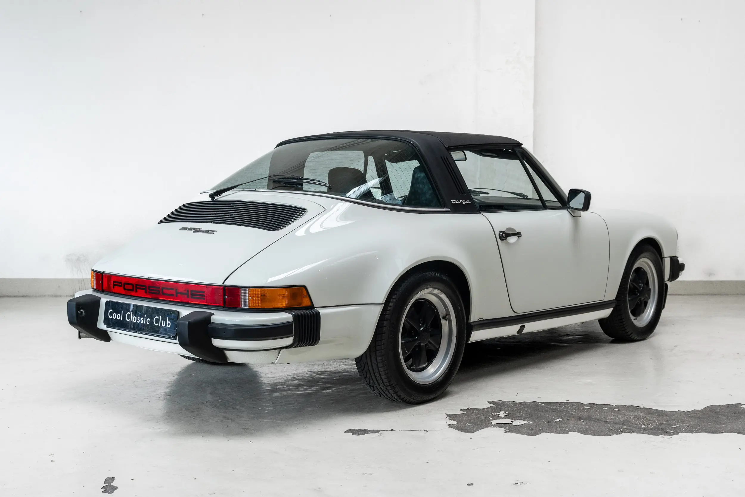 oblique rear view of an Porsche 911 3.0 SC Targa