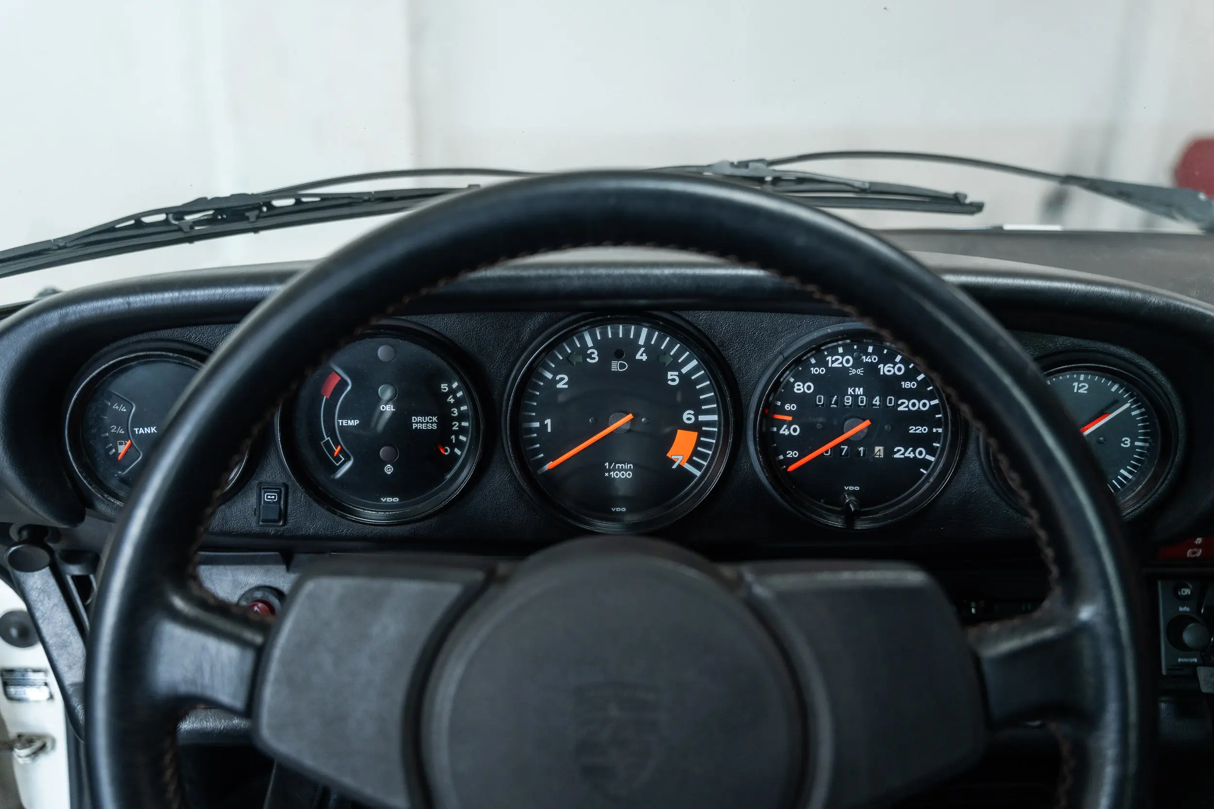 overview of dashboard of an Porsche 911 3.0 SC Targa