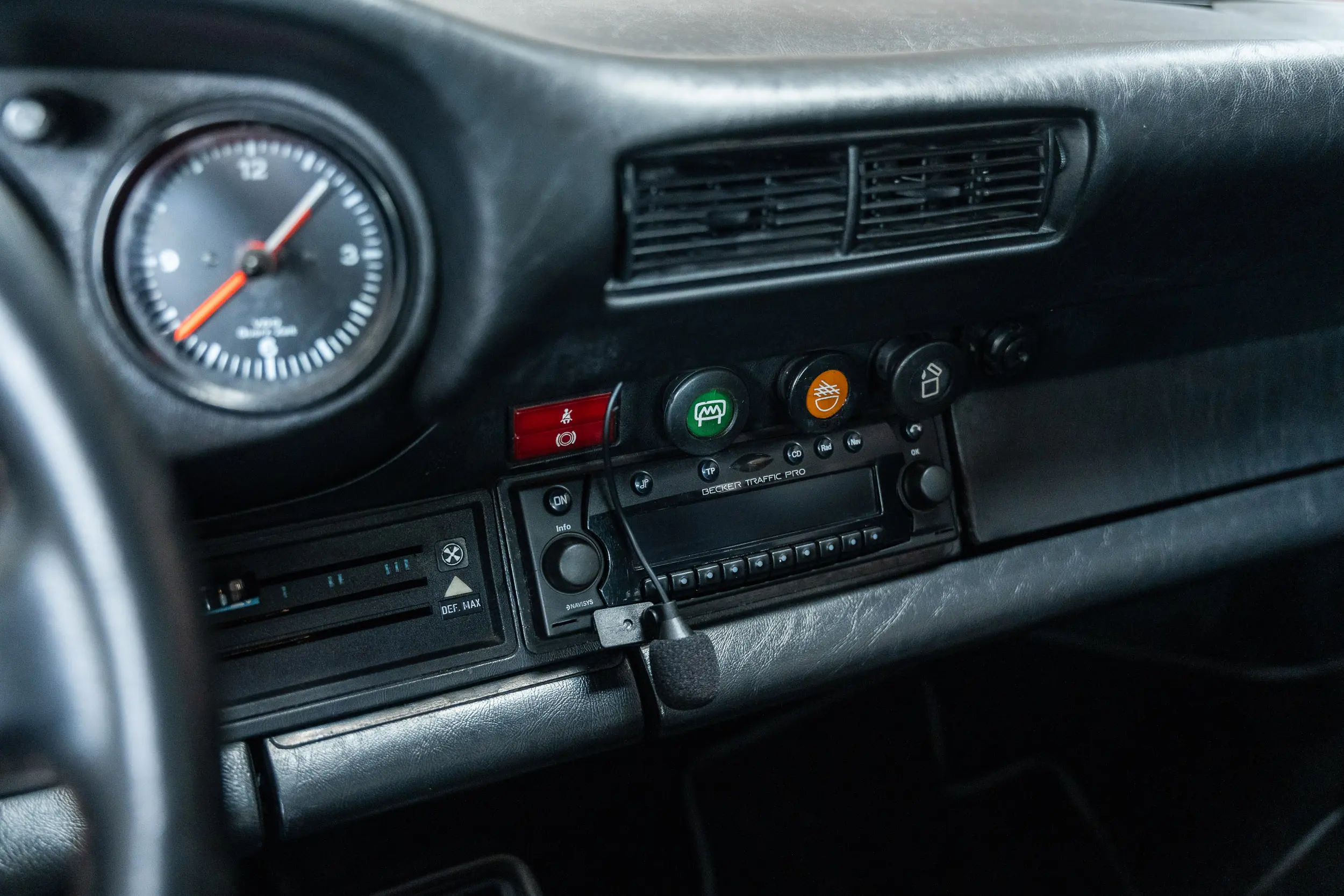 overview of center console of an Porsche 911 3.0 SC Targa