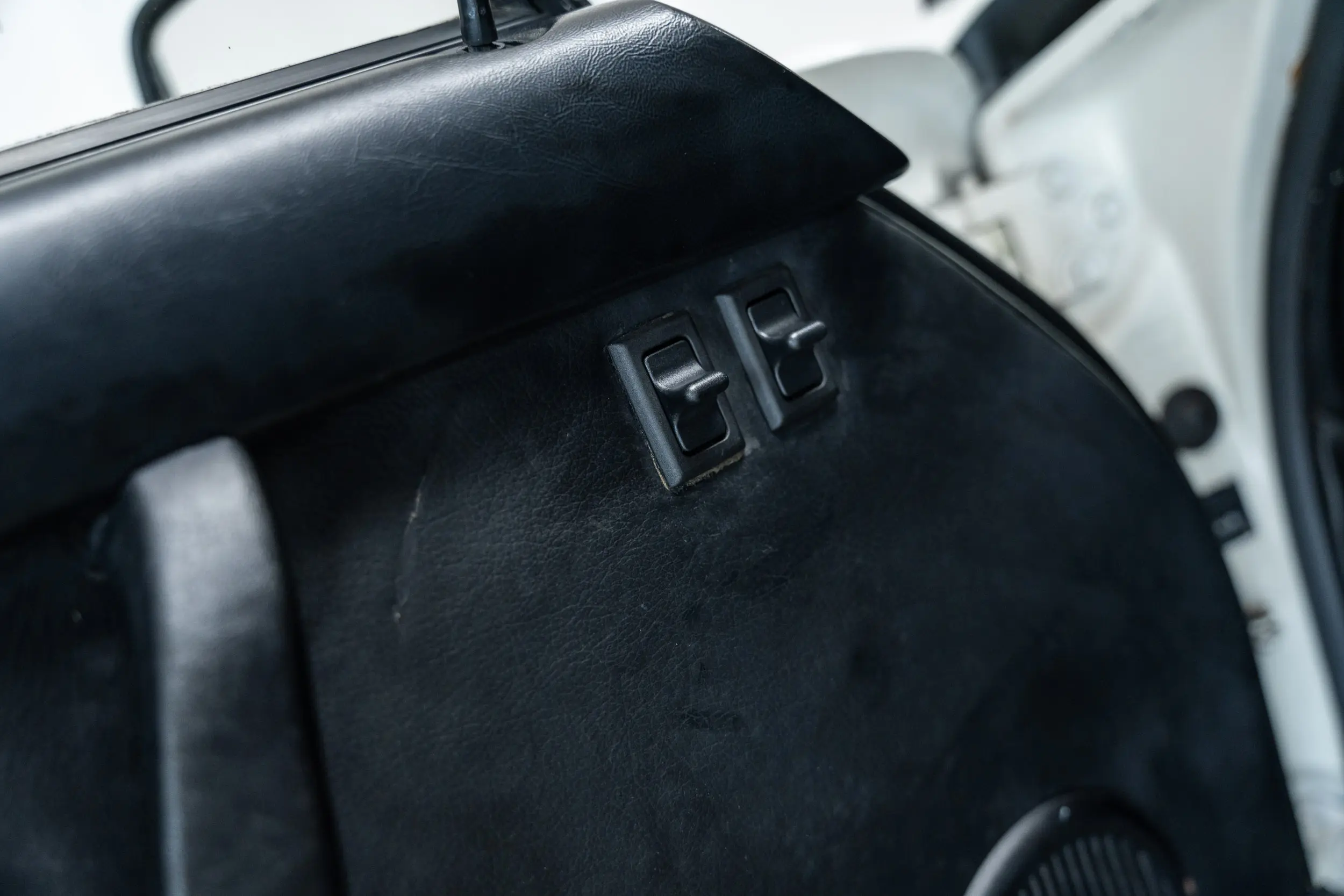 Overview of window switches of an Porsche 911 3.0 SC Targa