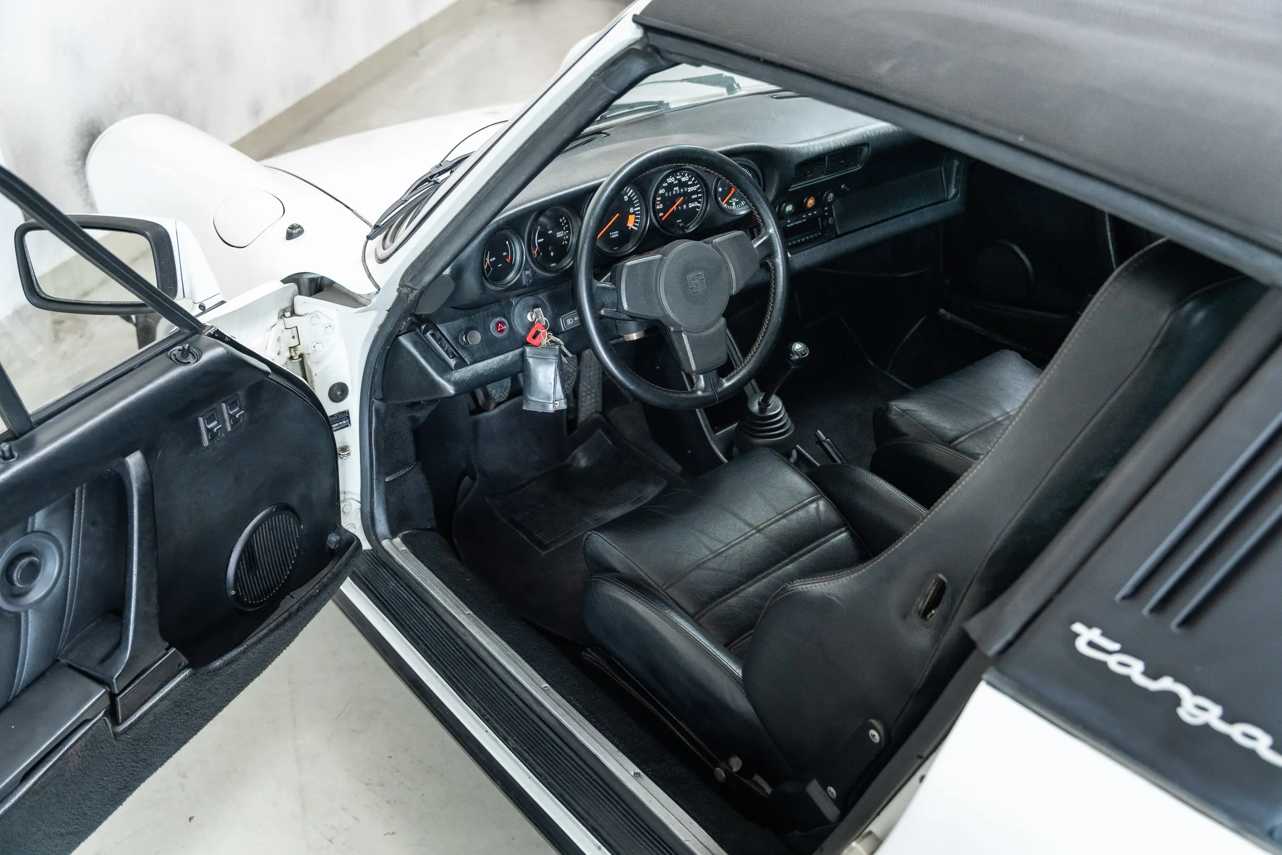 Driver's seat overview of an Porsche 911 3.0 SC Targa