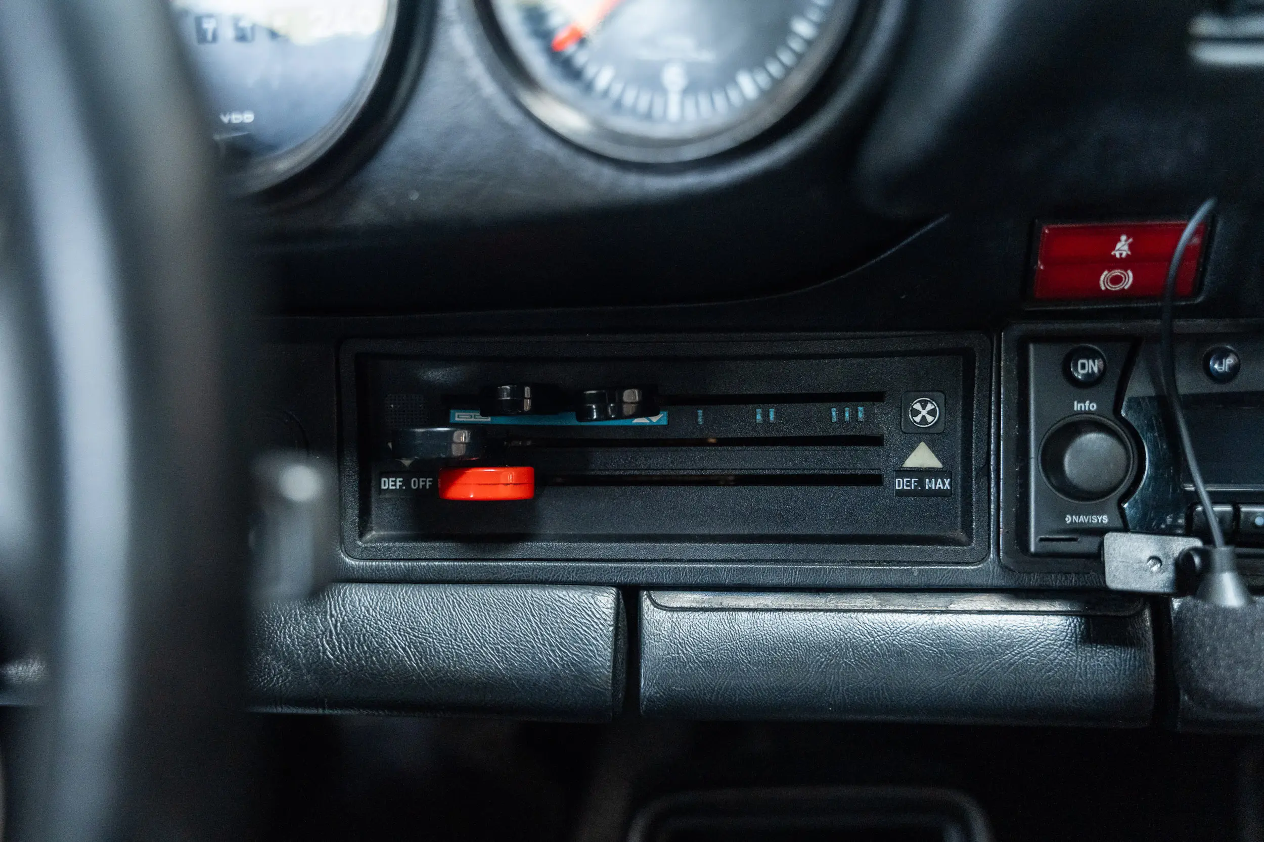 view of temperature console of an Porsche 911 3.0 SC Targa