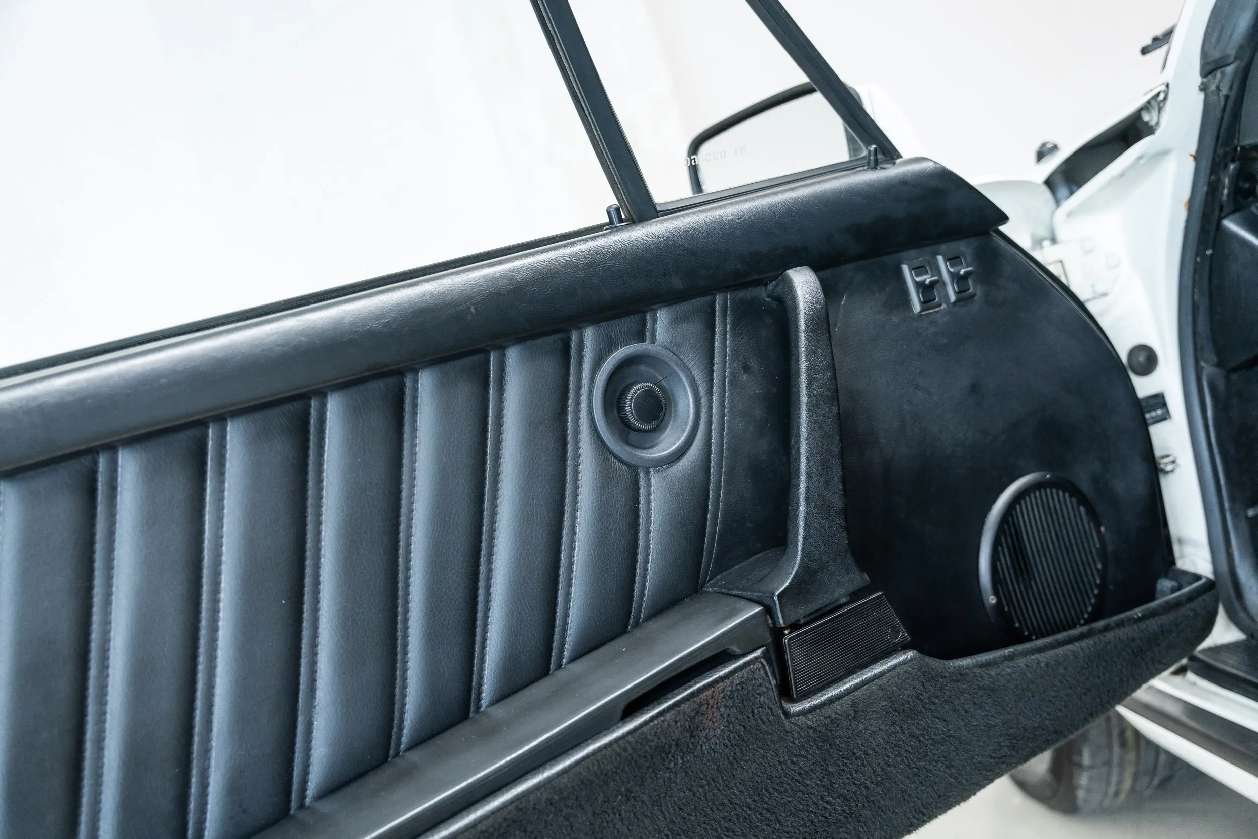 Overview of interior door of an Porsche 911 3.0 SC Targa