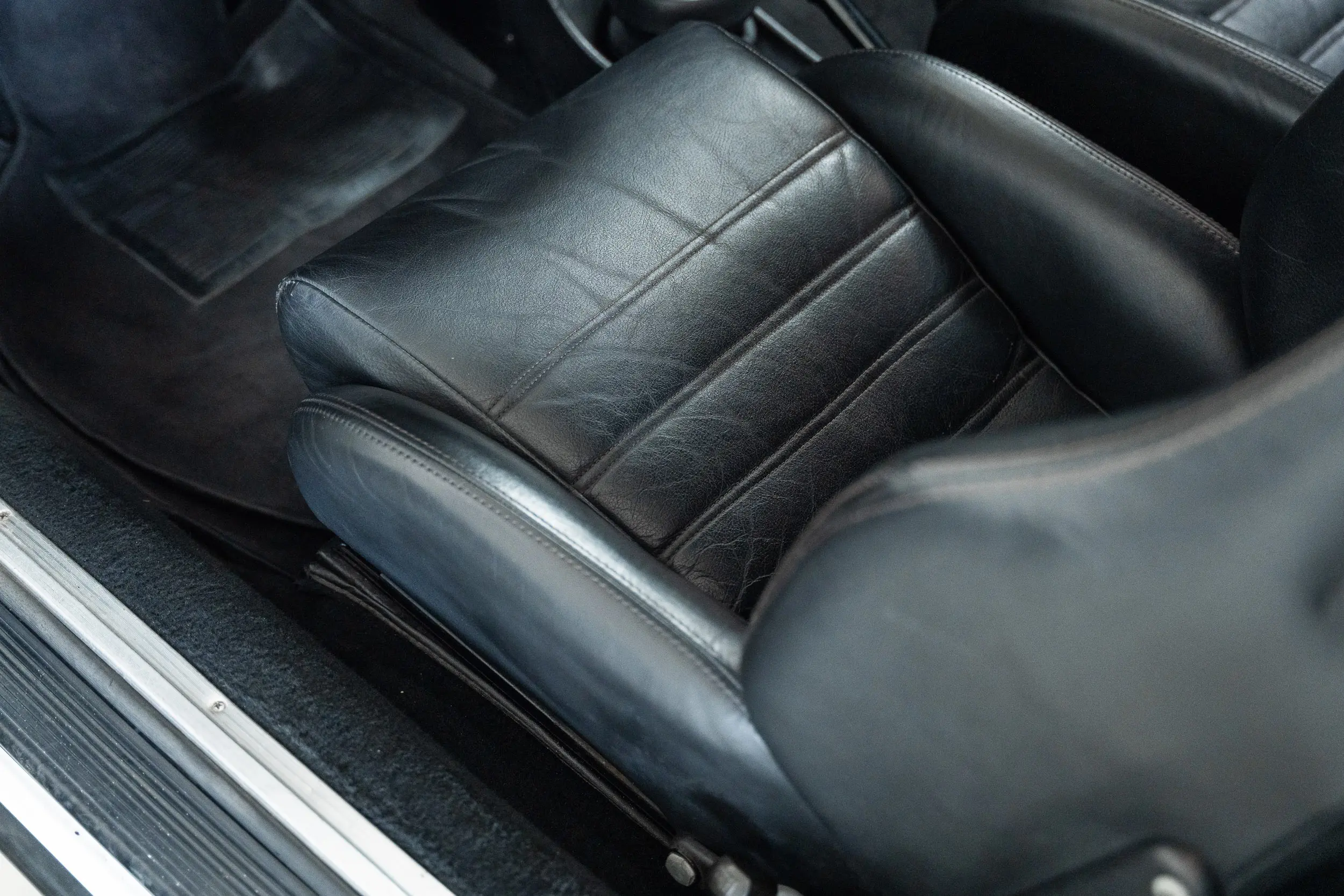 detailed view of leather upholstery of an Porsche 911 3.0 SC Targa