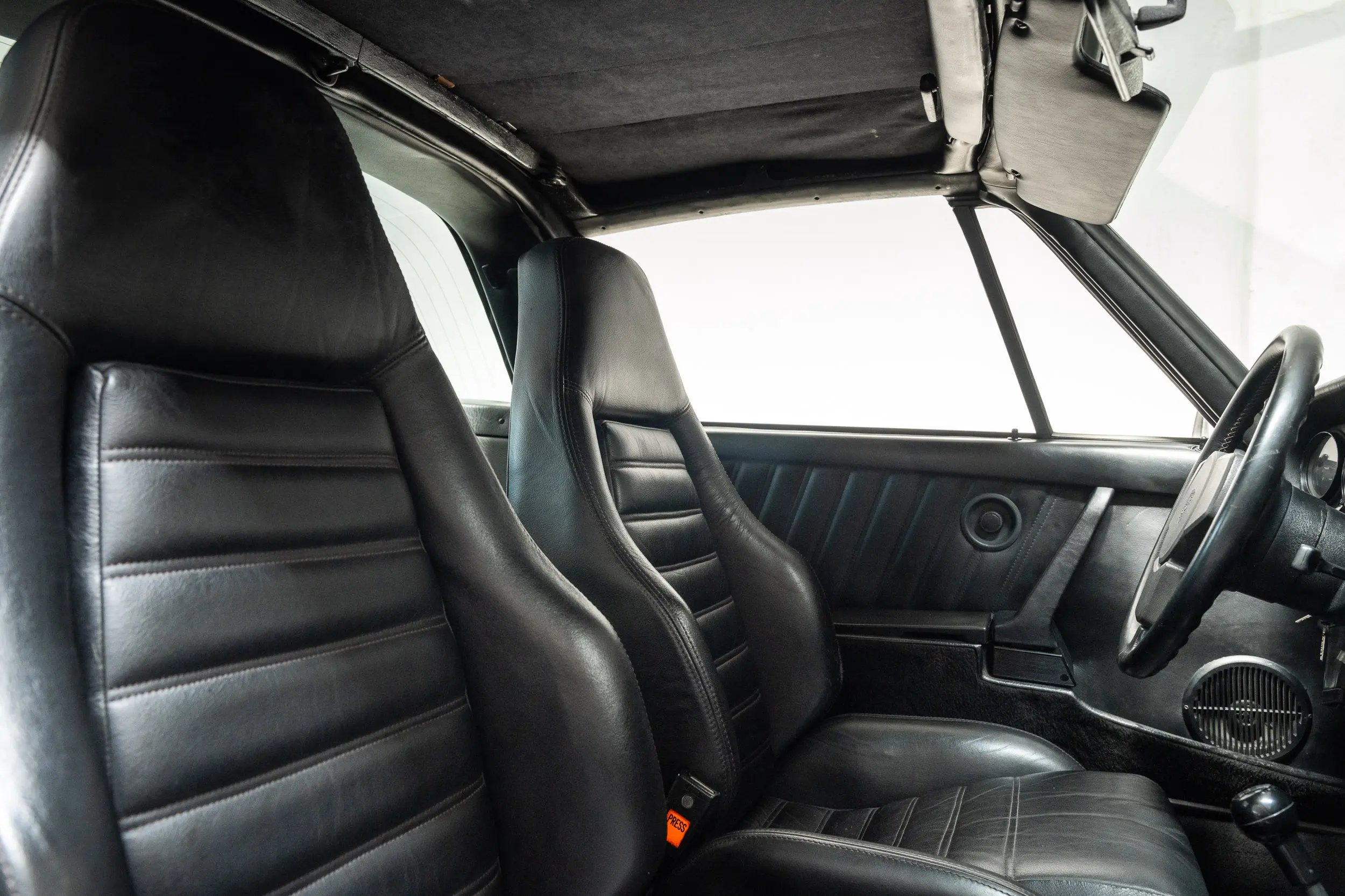 overview of front seats of an Porsche 911 3.0 SC Targa