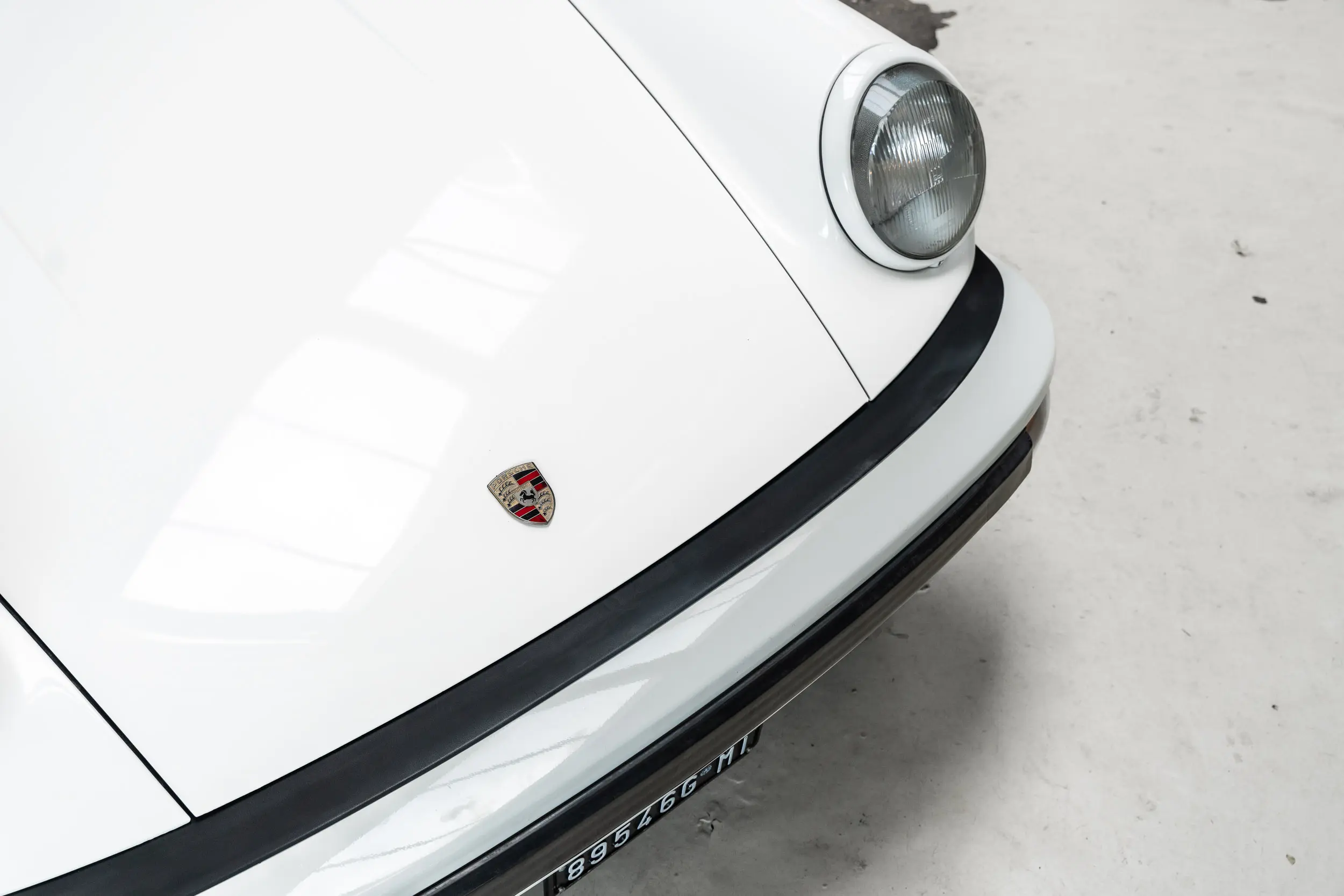 detailed view of front of an Porsche 911 3.0 SC Targa