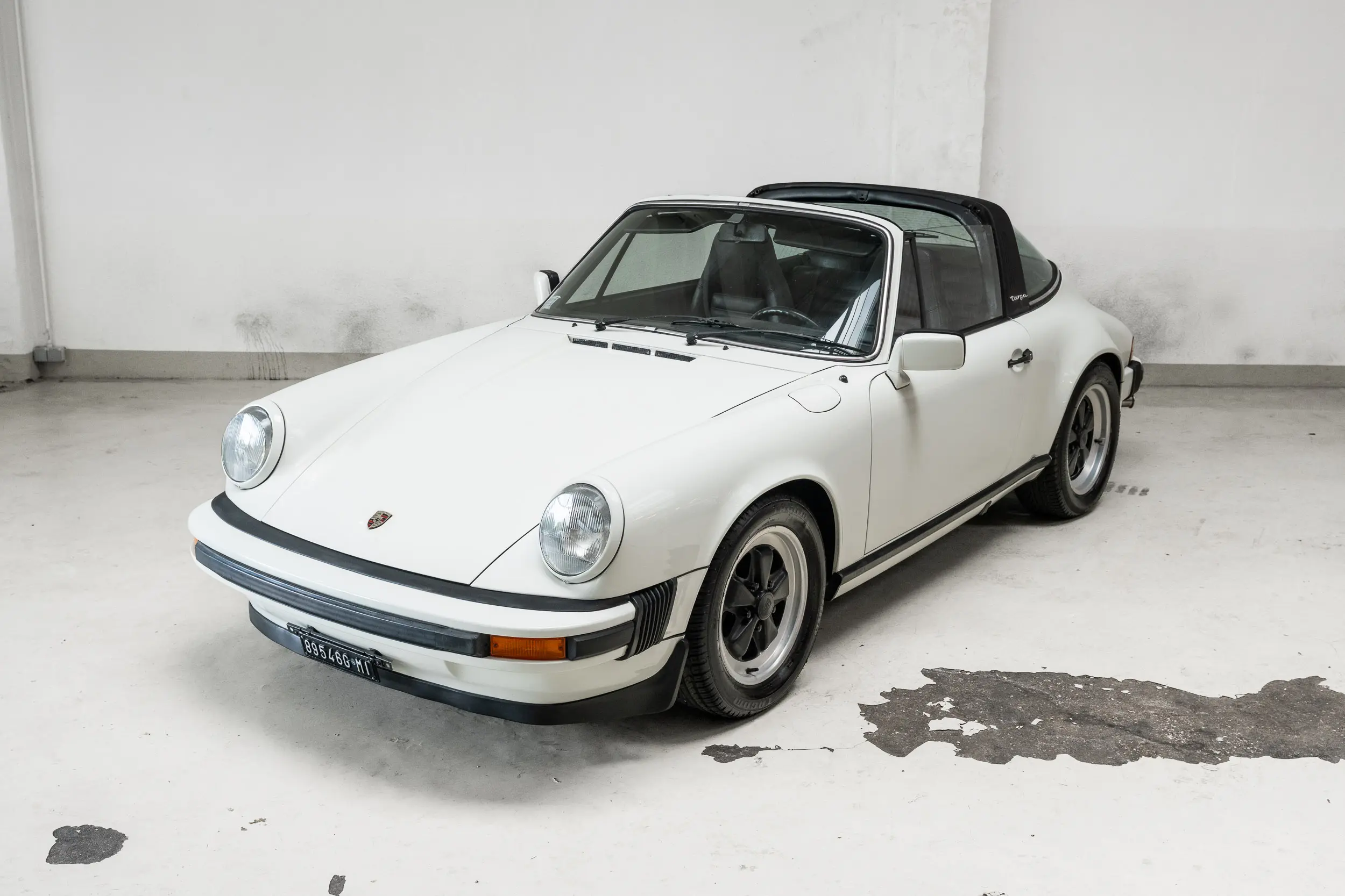 oblique front overview of an Porsche 911 3.0 SC Targa