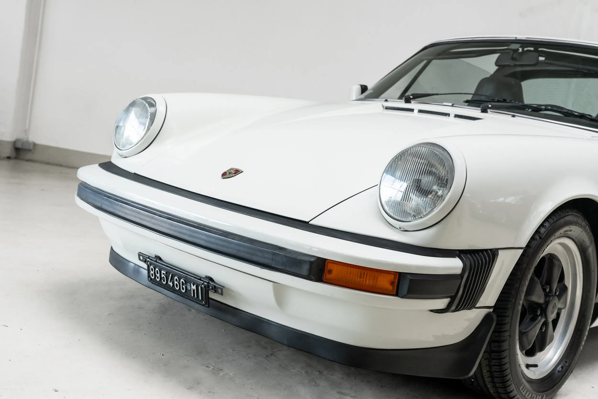 detailed front view of an Porsche 911 3.0 SC Targa