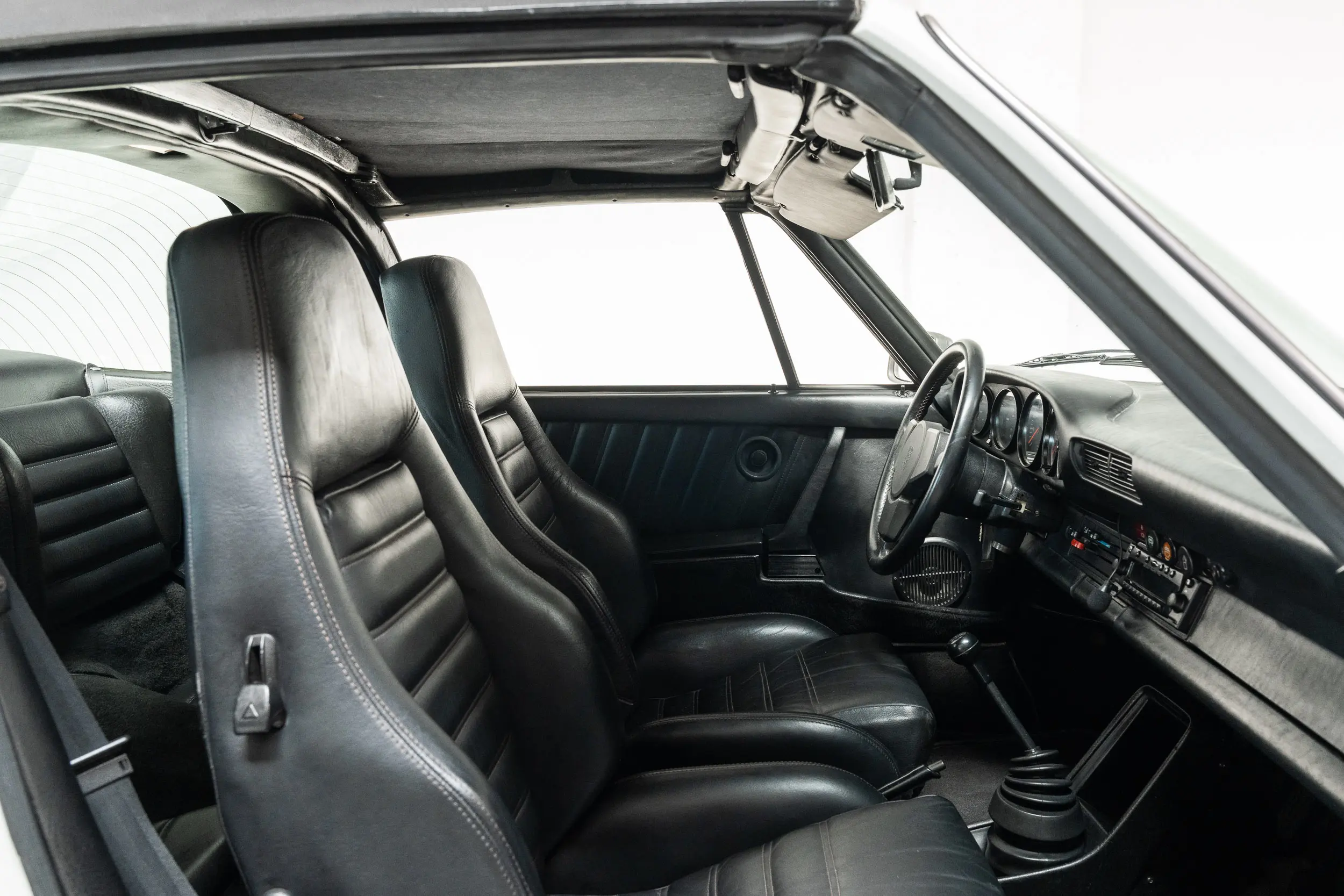 overview of interior of an Porsche 911 3.0 SC Targa