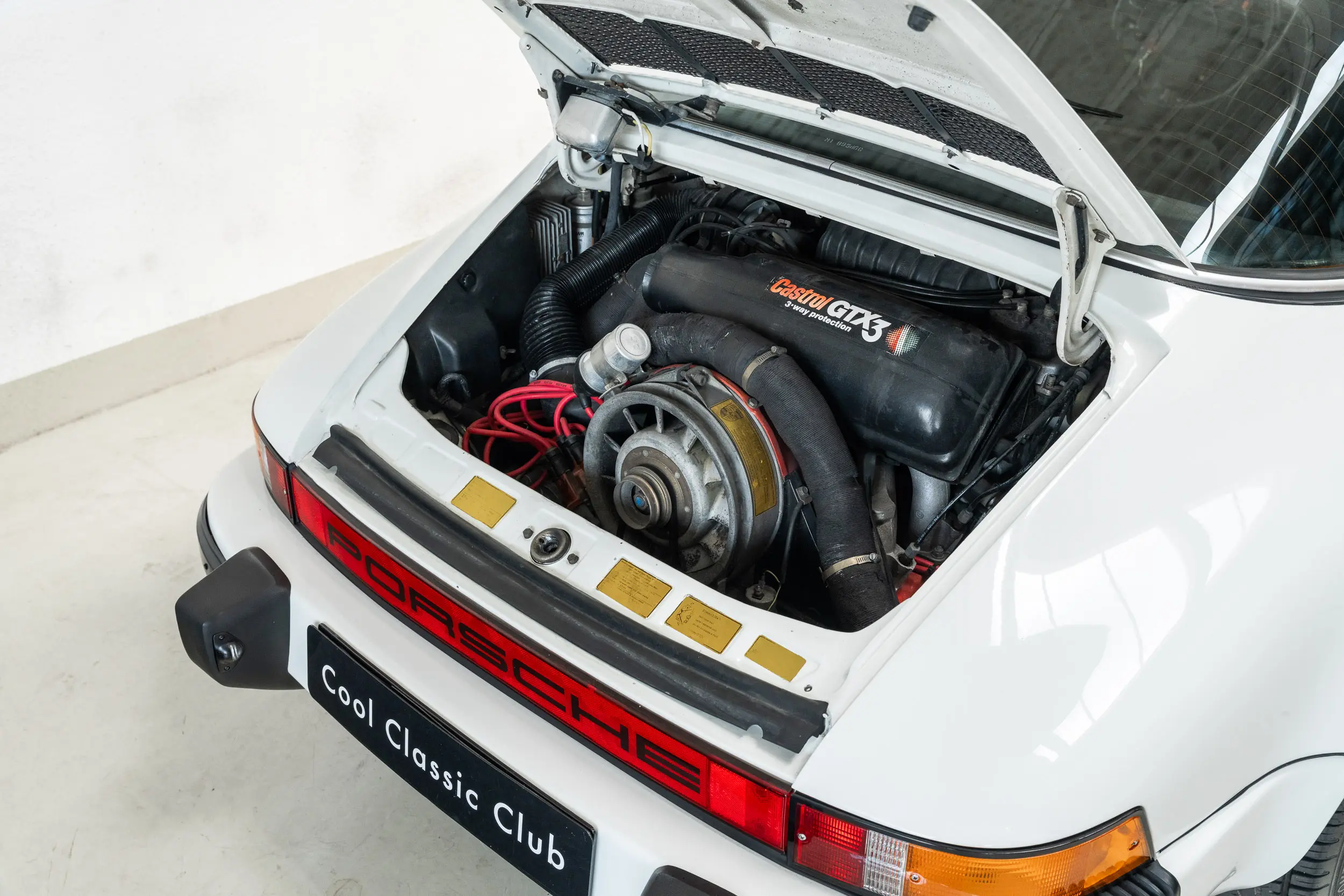 overview of engine bay of an Porsche 911 3.0 SC Targa