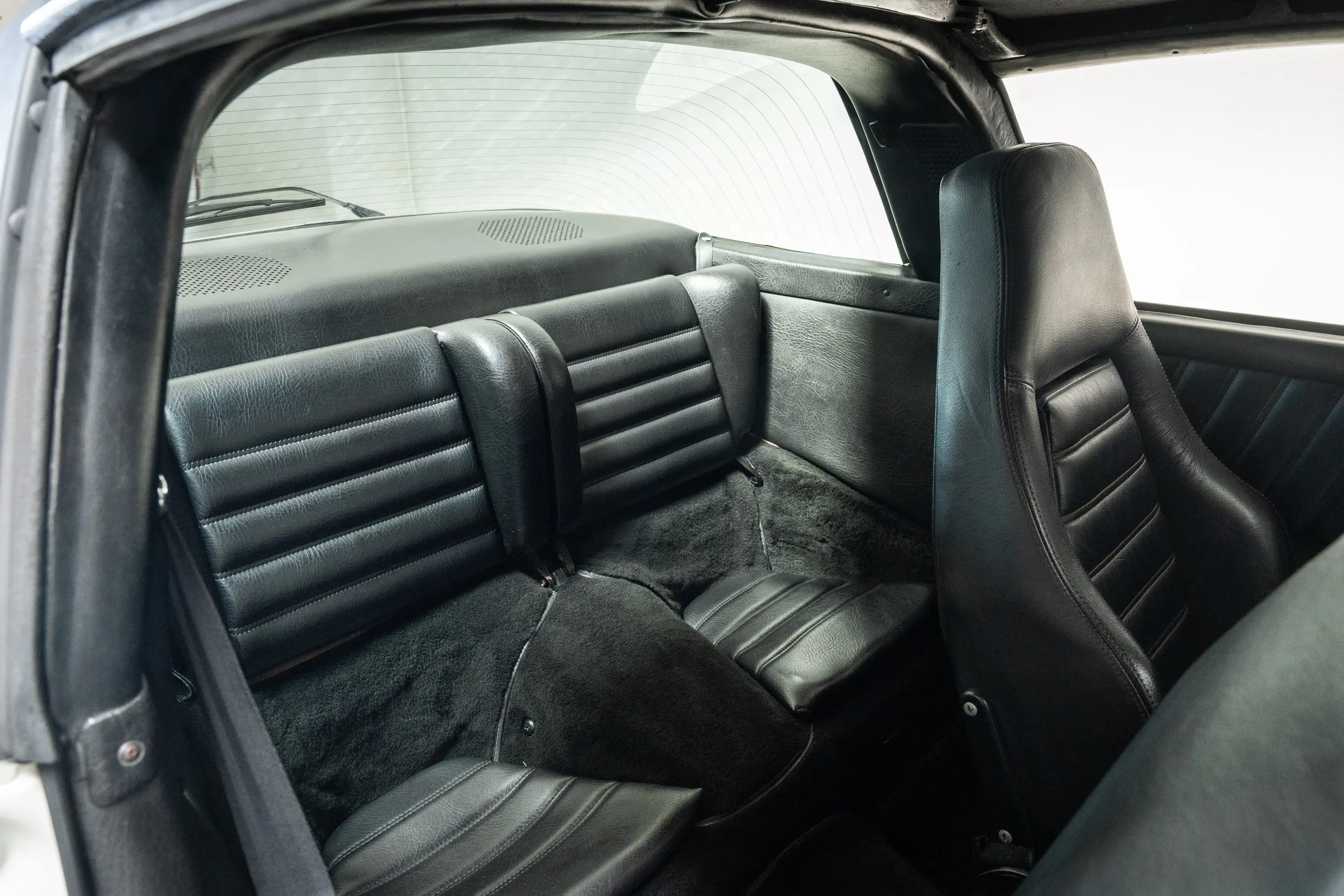 overview of back seats of an Porsche 911 3.0 SC Targa