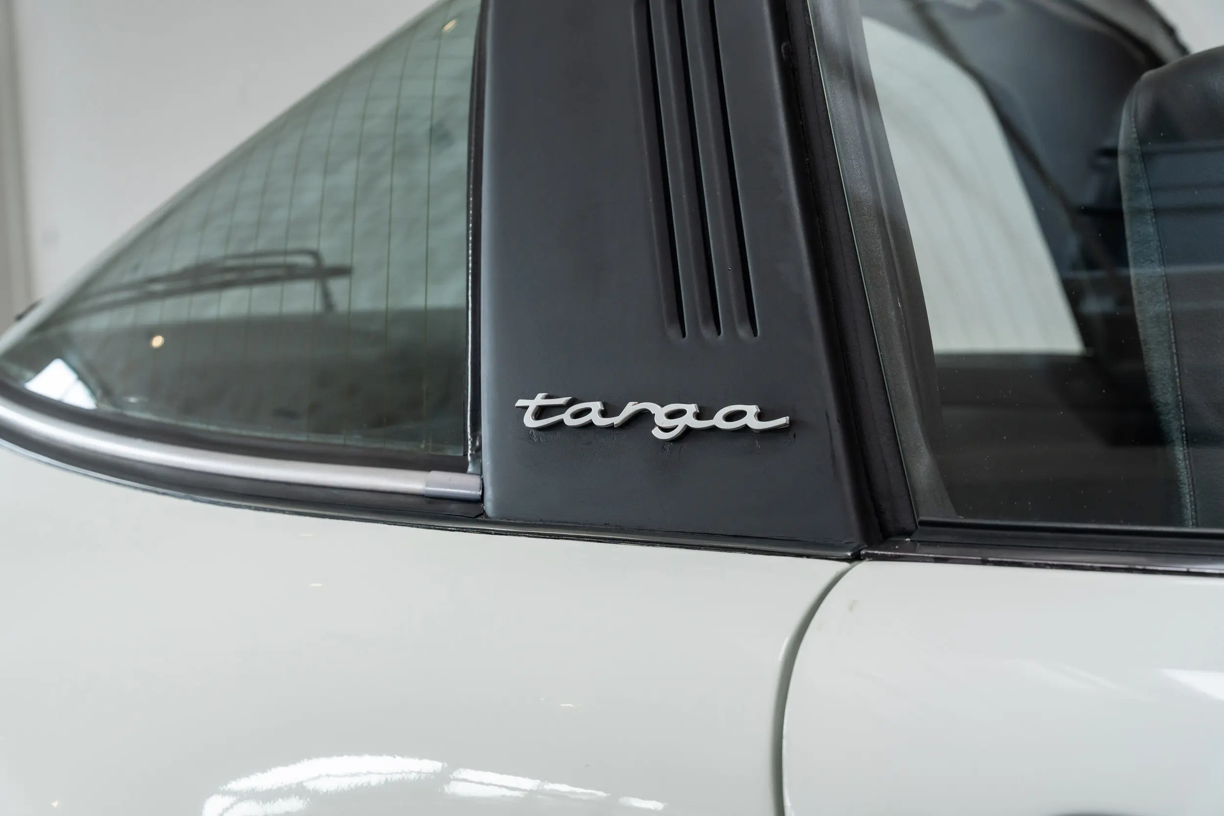 detailed view of Targa badge of an Porsche 911 3.0 SC Targa
