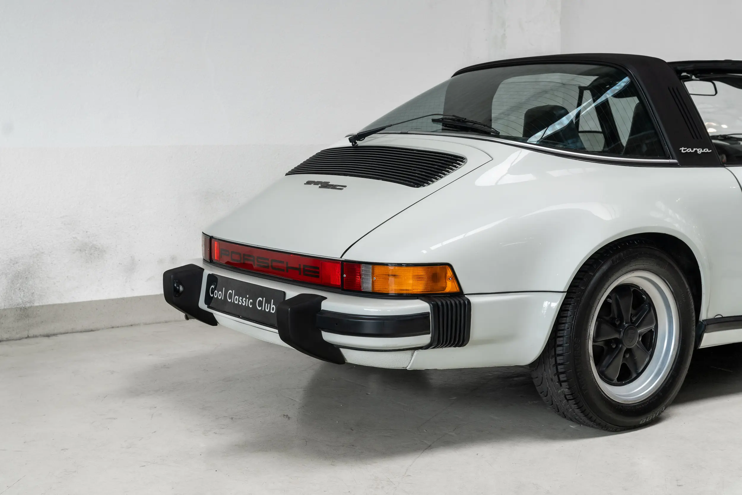 oblique rear overview of an Porsche 911 3.0 SC Targa