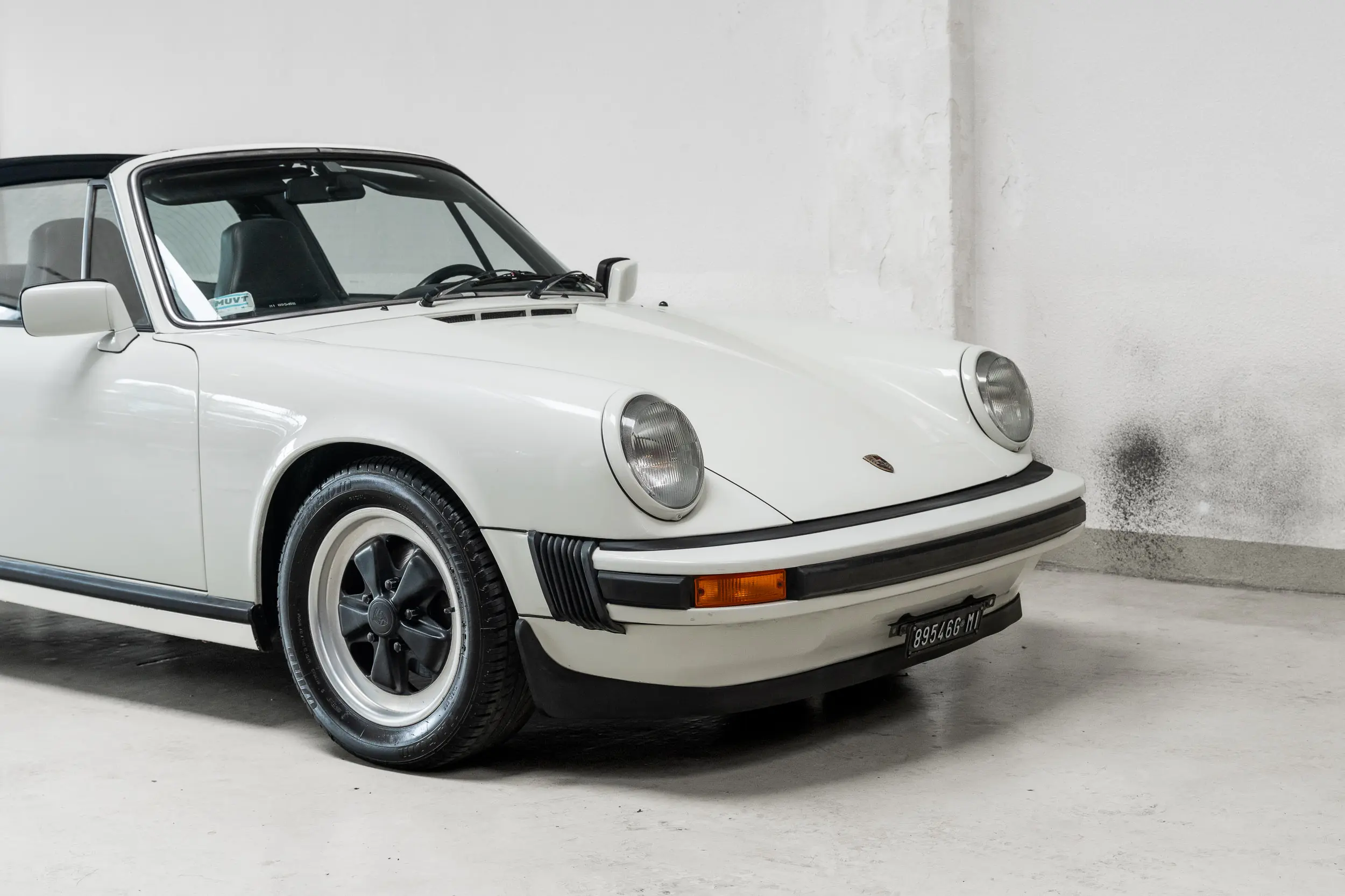 oblique front overview of an Porsche 911 3.0 SC Targa