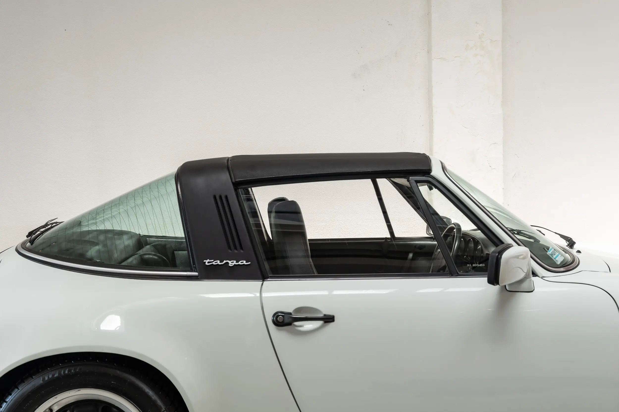 side view with roof on of an Porsche 911 3.0 SC Targa