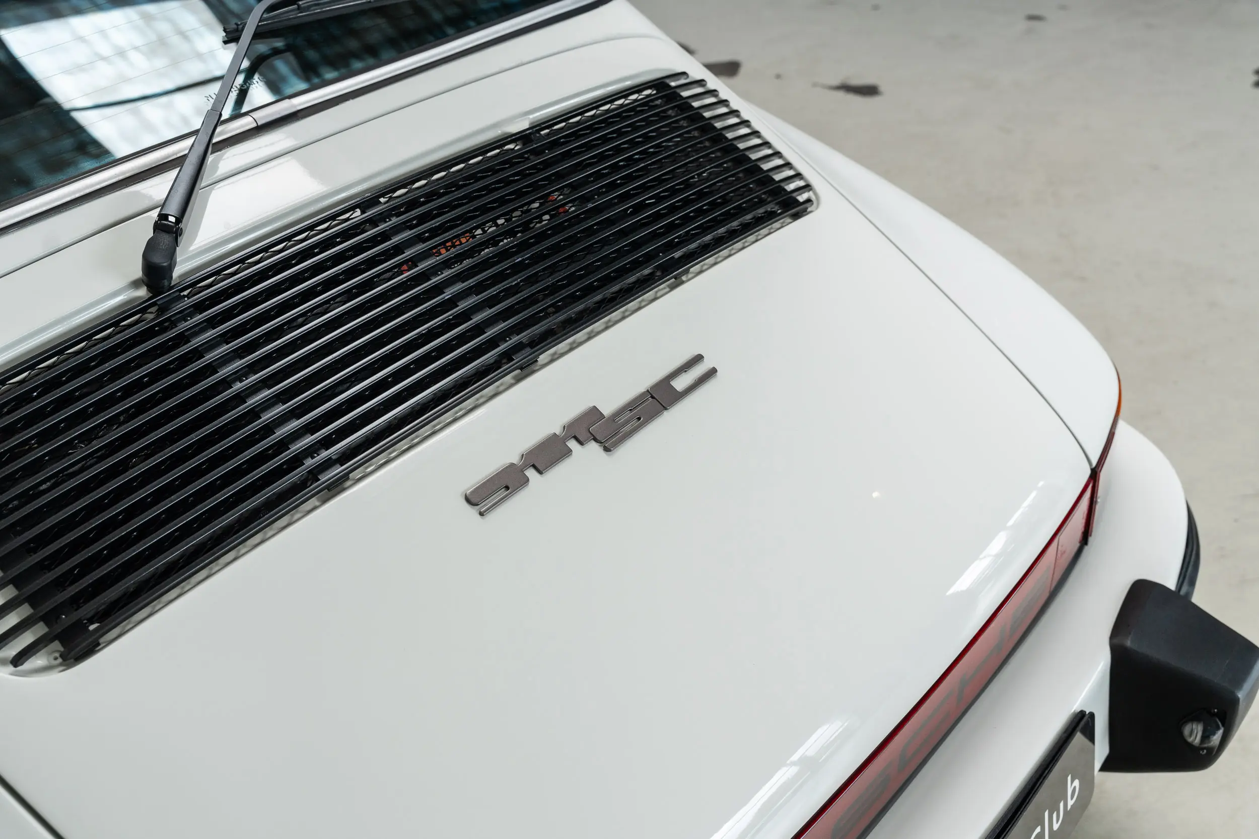 detailed view of tailgate of an Porsche 911 3.0 SC Targa