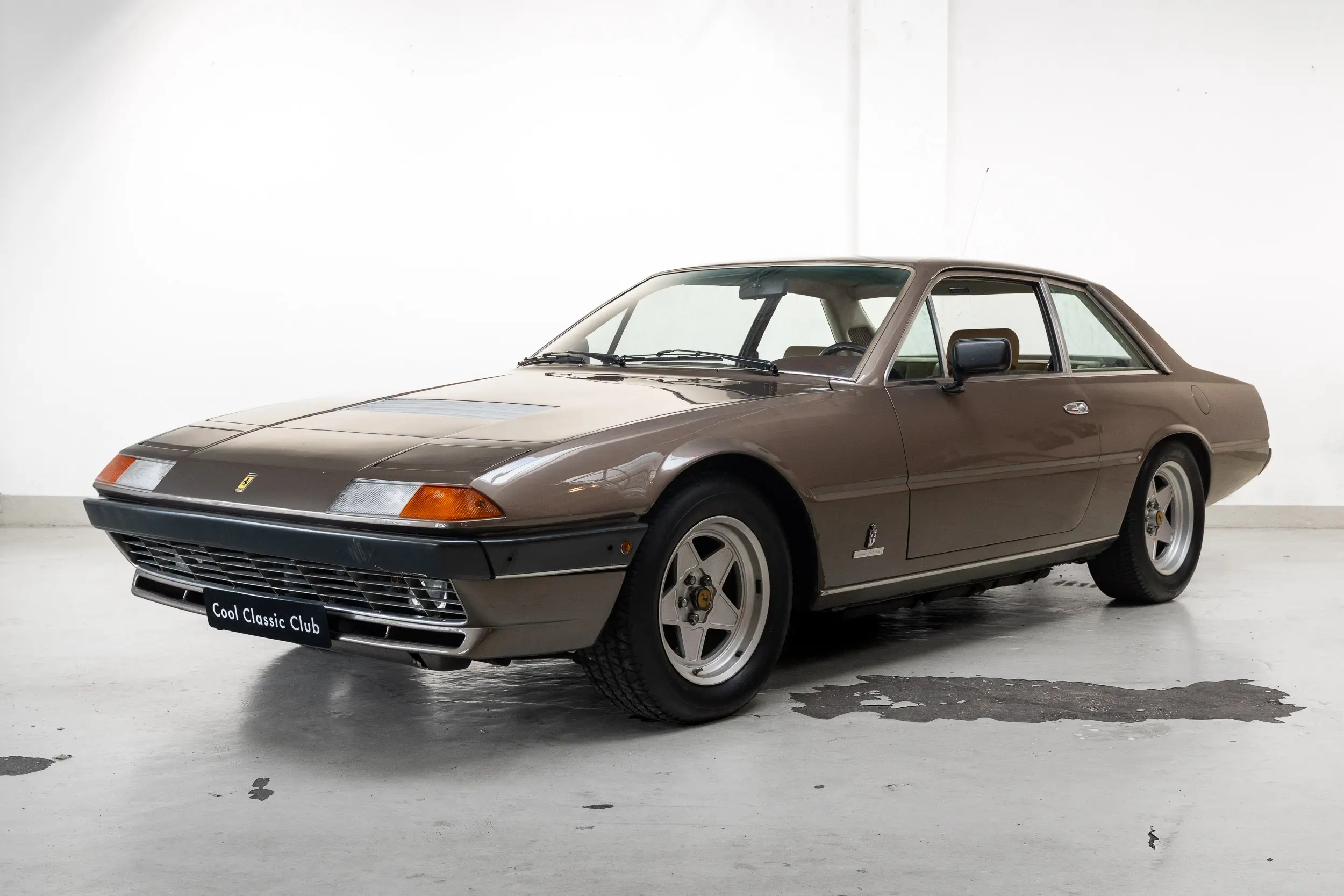 oblique view of an Ferrari 400 i