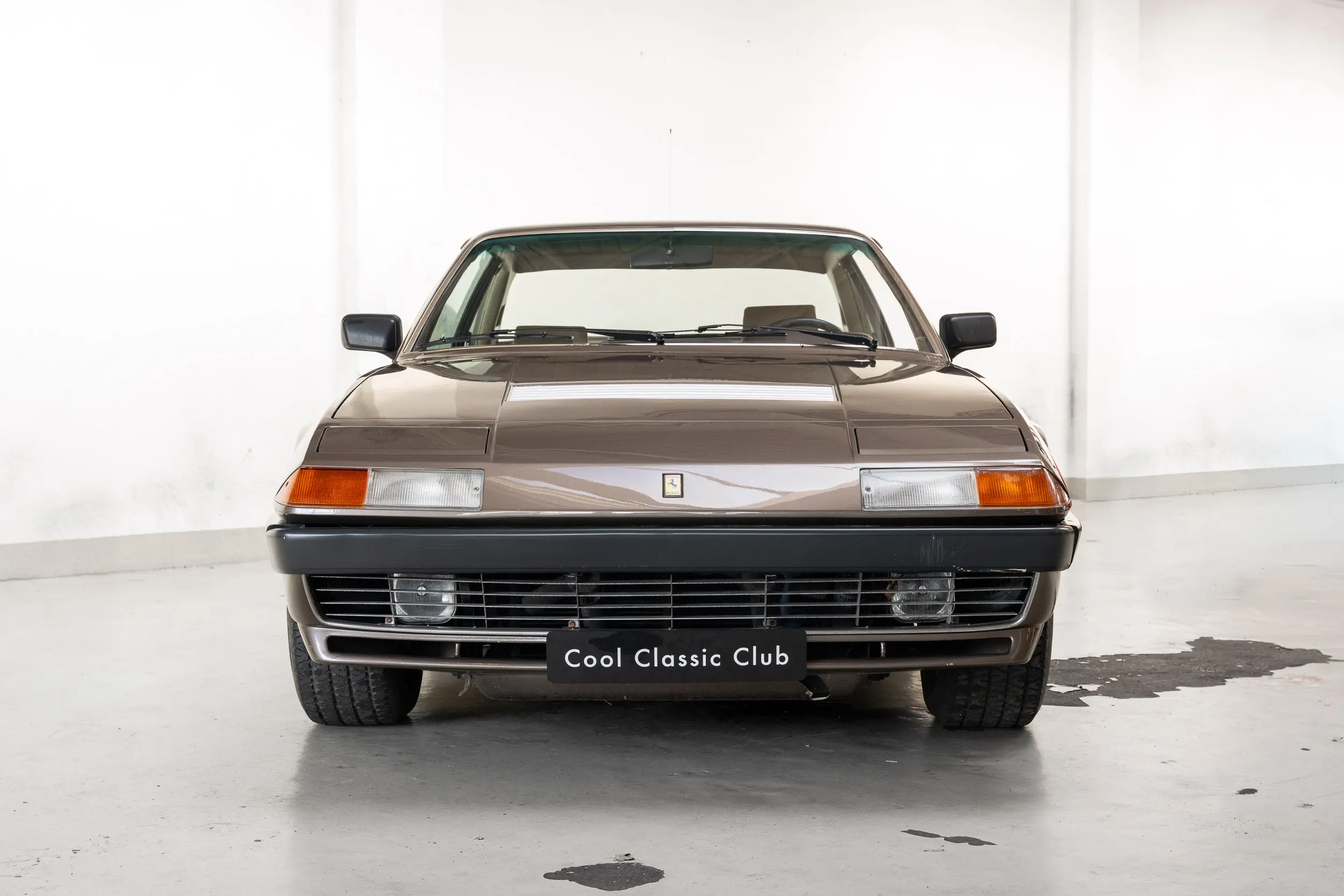 Front view of an Ferrari 400 i