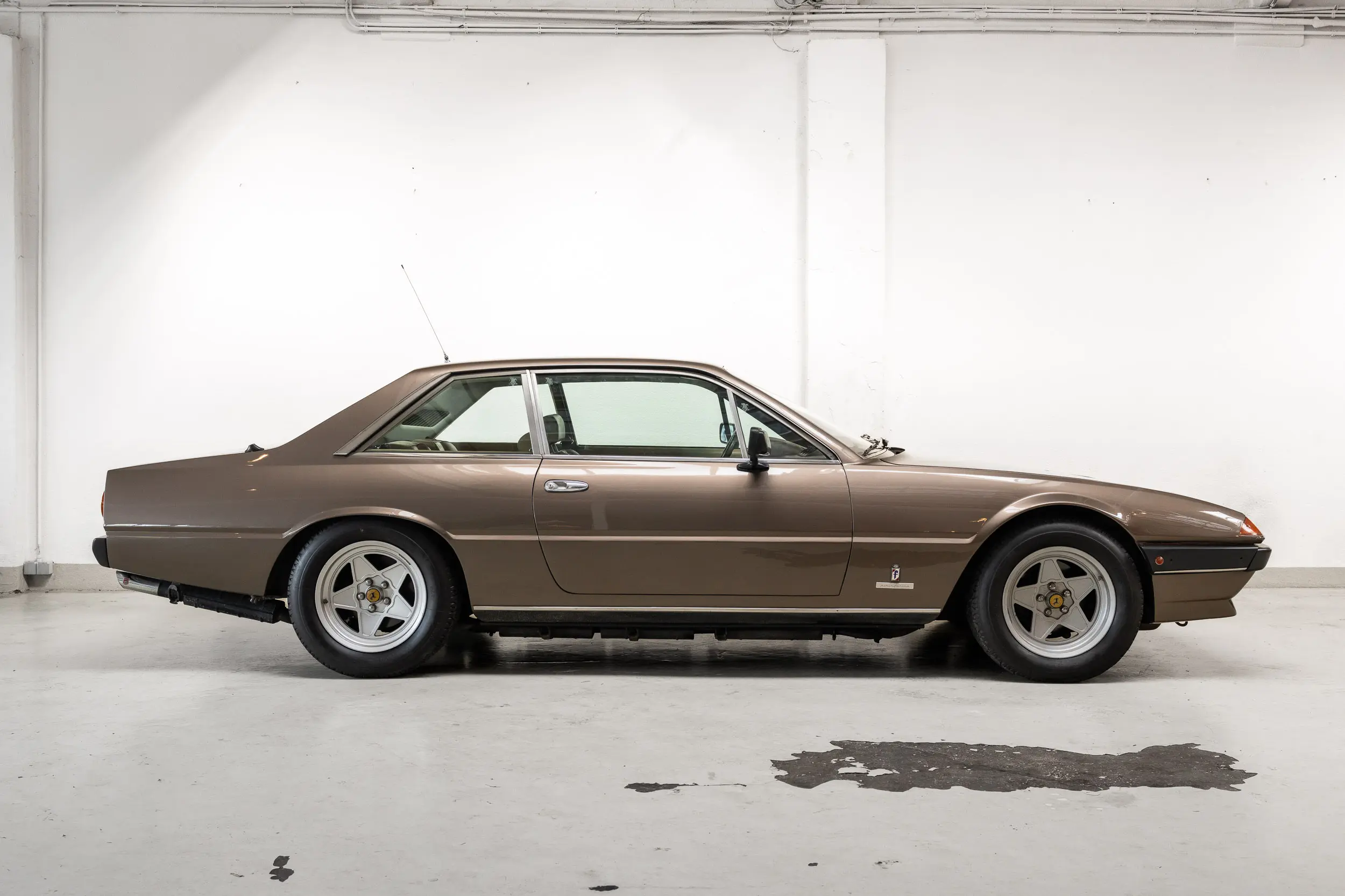 side view of an Ferrari 400 i