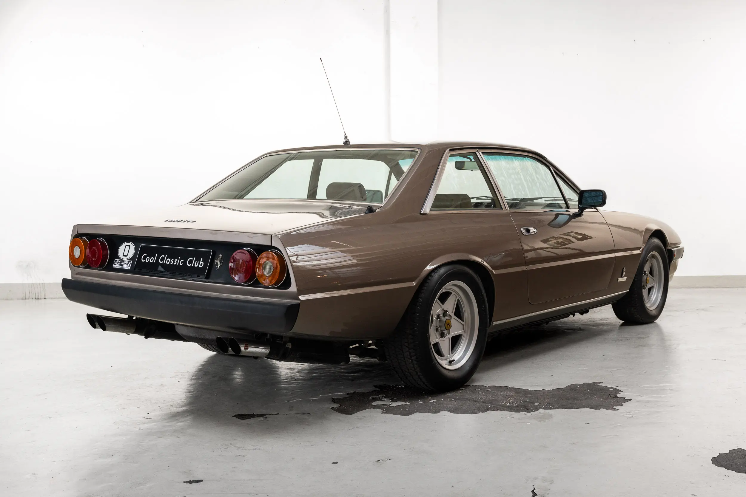 oblique rear overview of an Ferrari 400 i