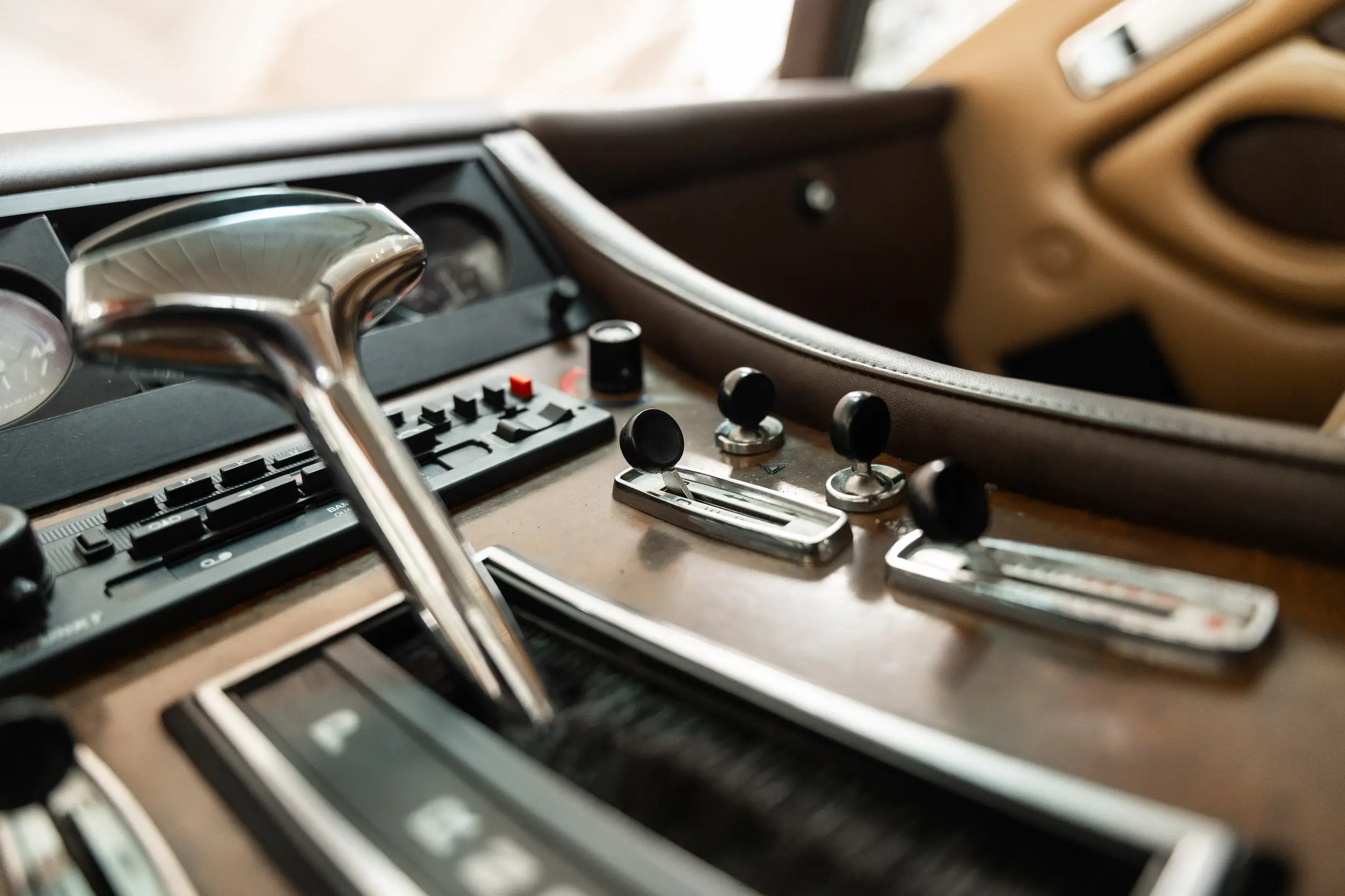 detailed view of gear lever of an Ferrari 400 i