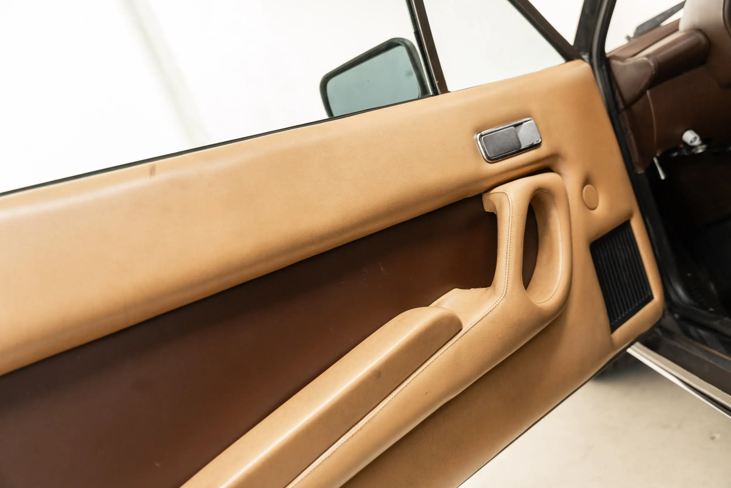 Interior door overview of an Ferrari 400 i