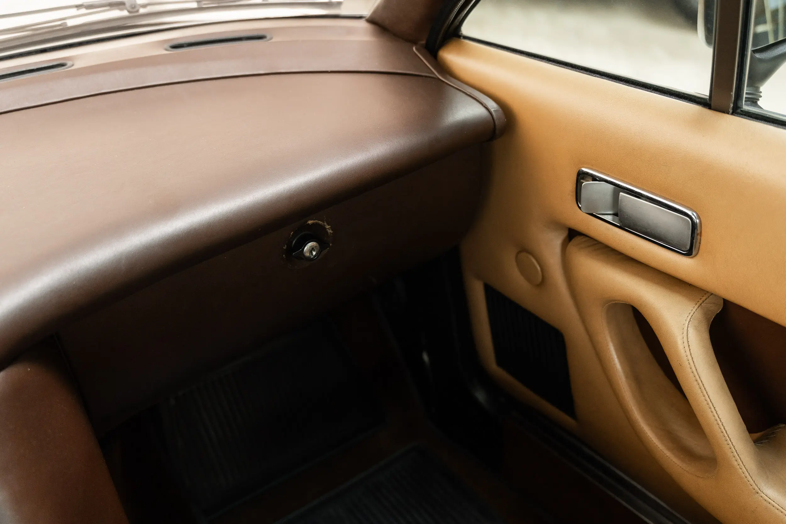 View of passenger's dashboard of an Ferrari 400 i