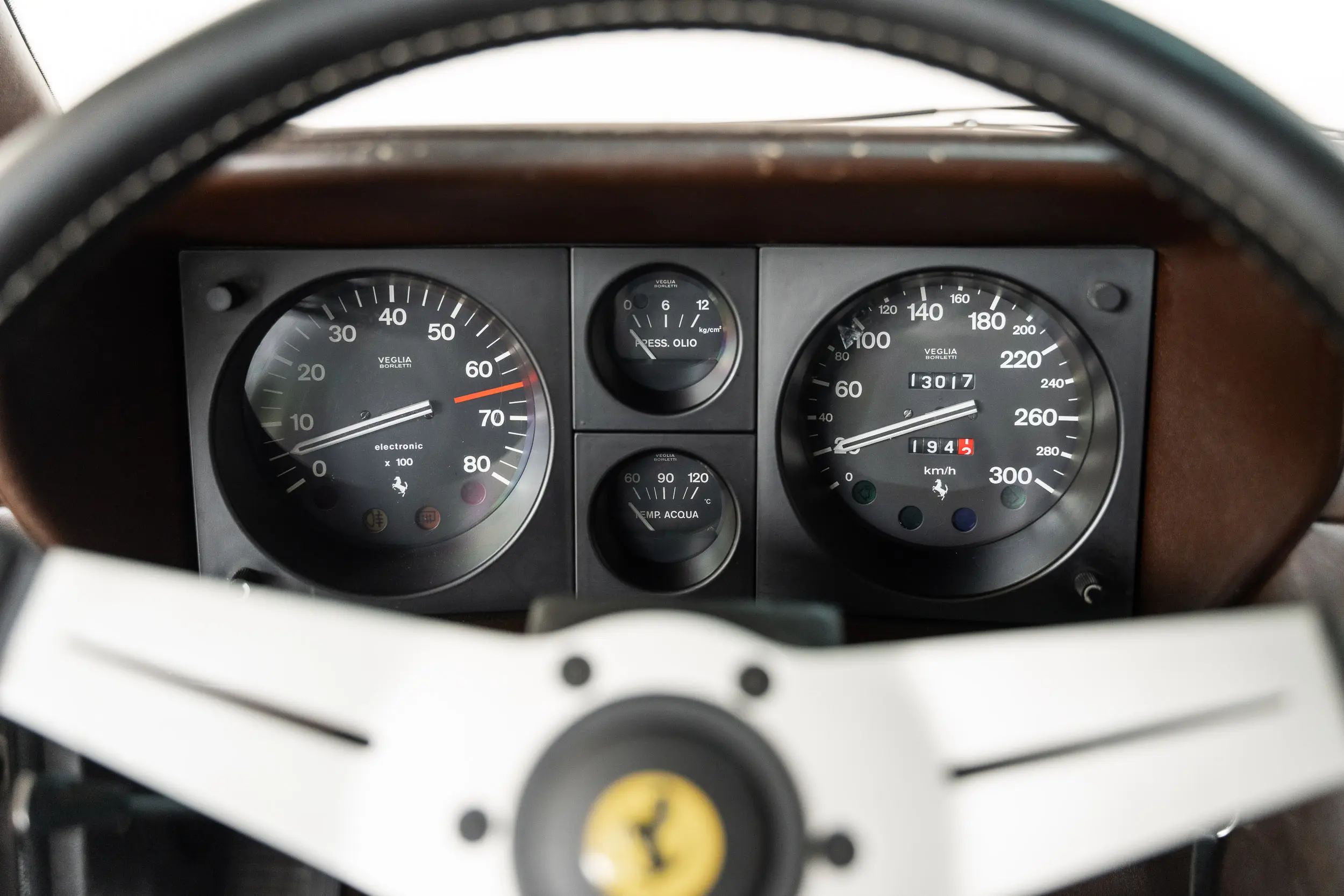 Dashboard overview of an Ferrari 400 i