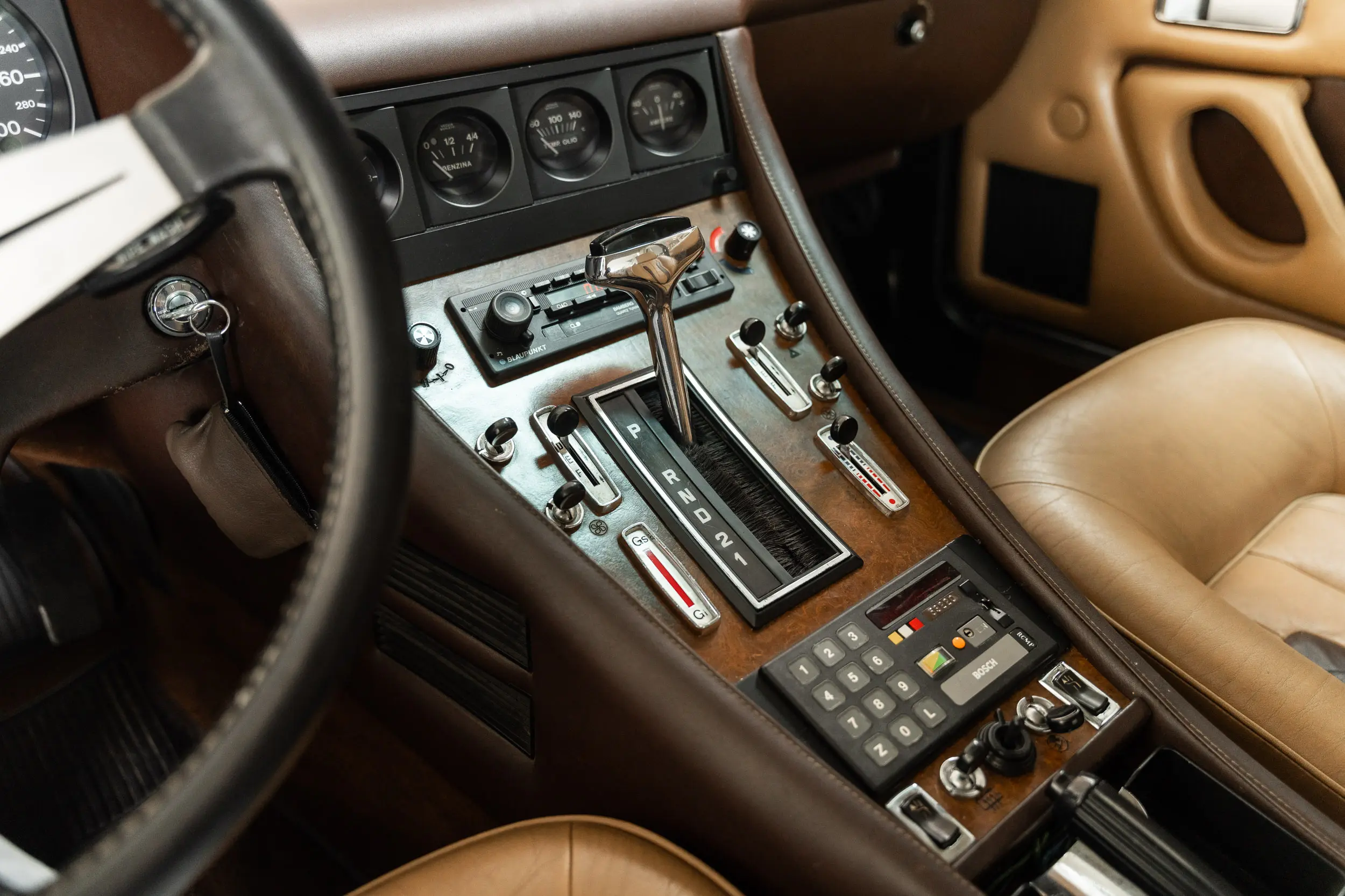 View of gear lever of an Ferrari 400 i