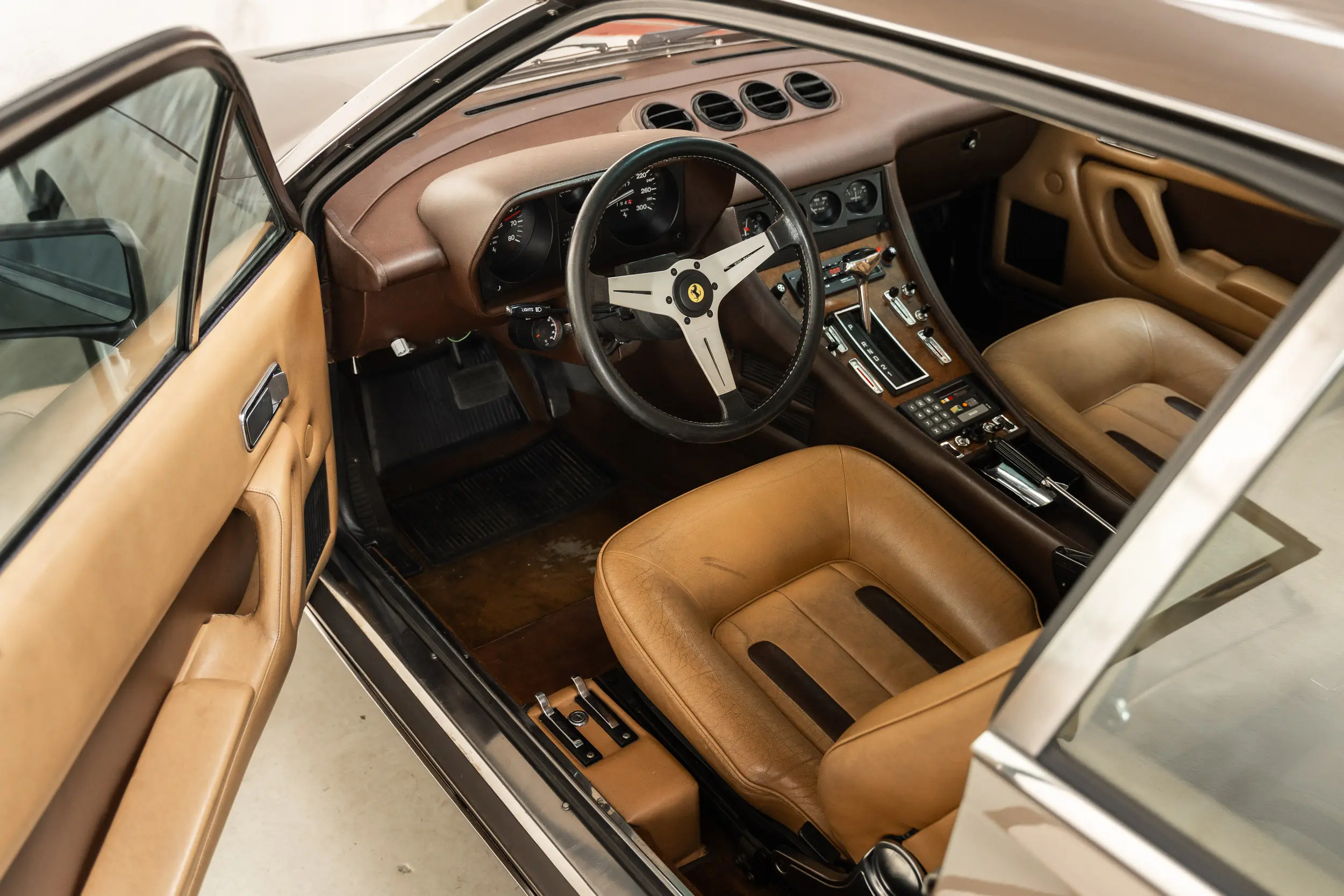 Driver's seat overview of an Ferrari 400 i