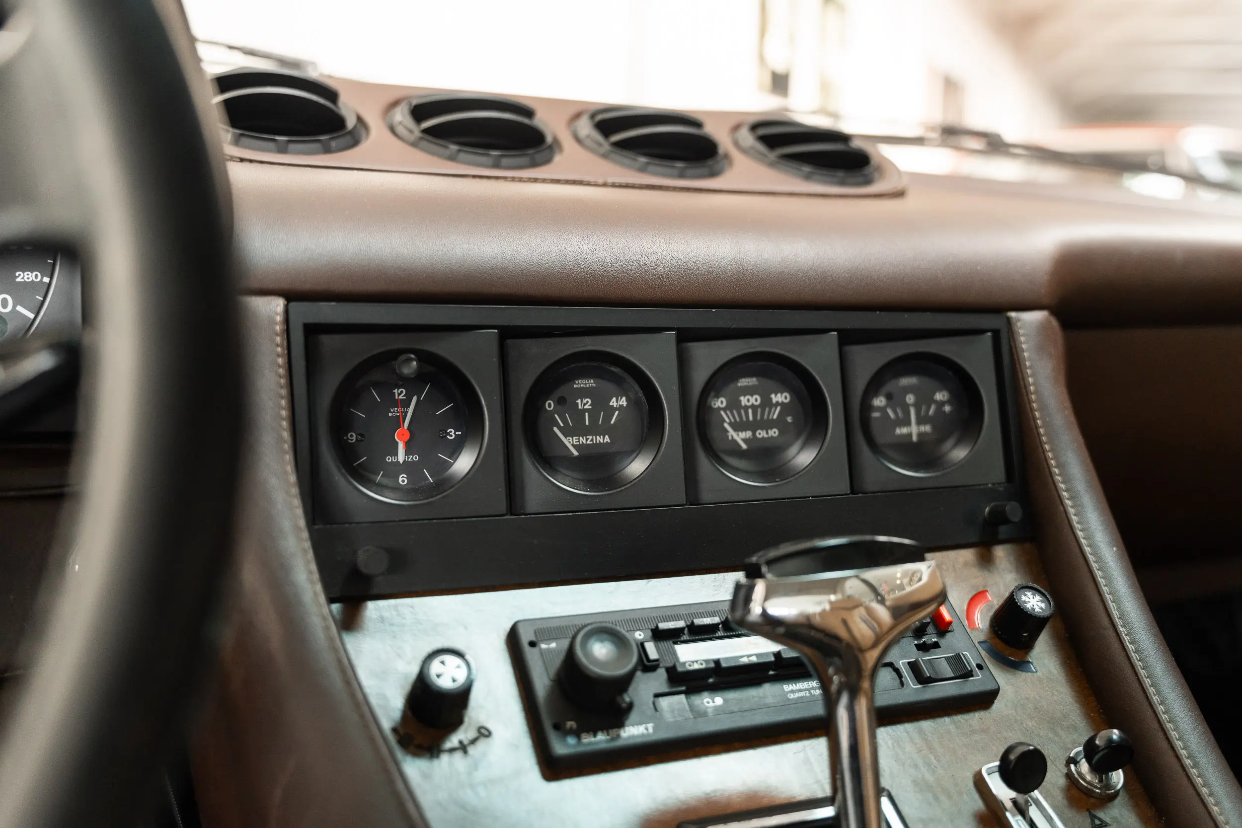 Overview of center console of an Ferrari 400 i