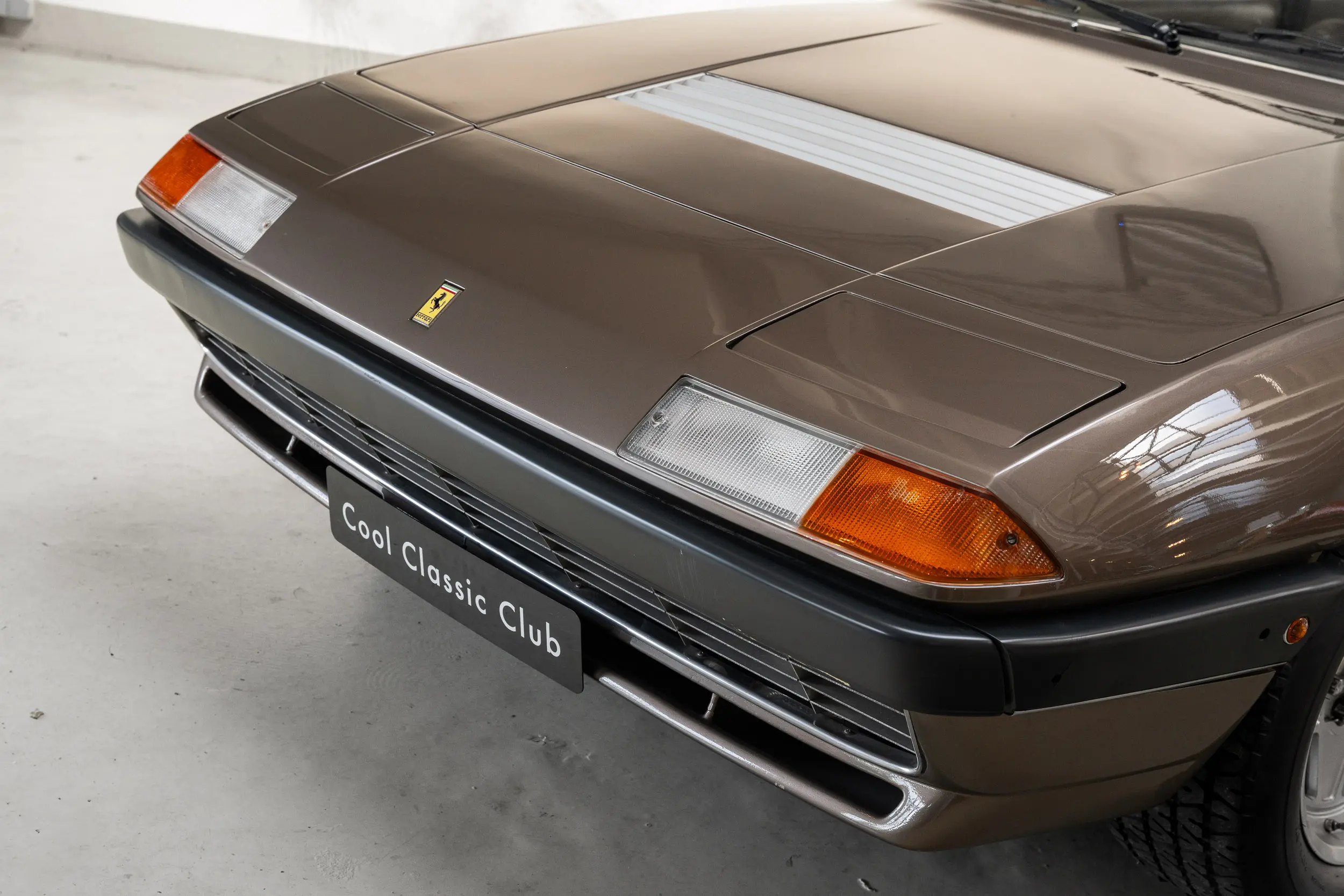 front view of an Ferrari 400 i