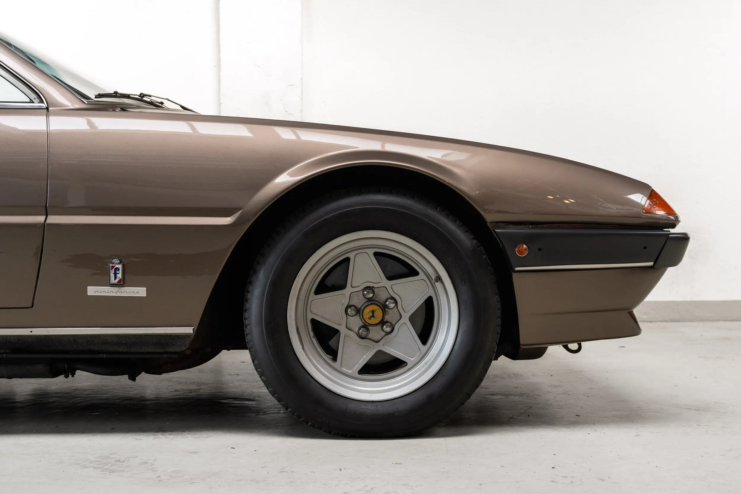front side view of an Ferrari 400 i