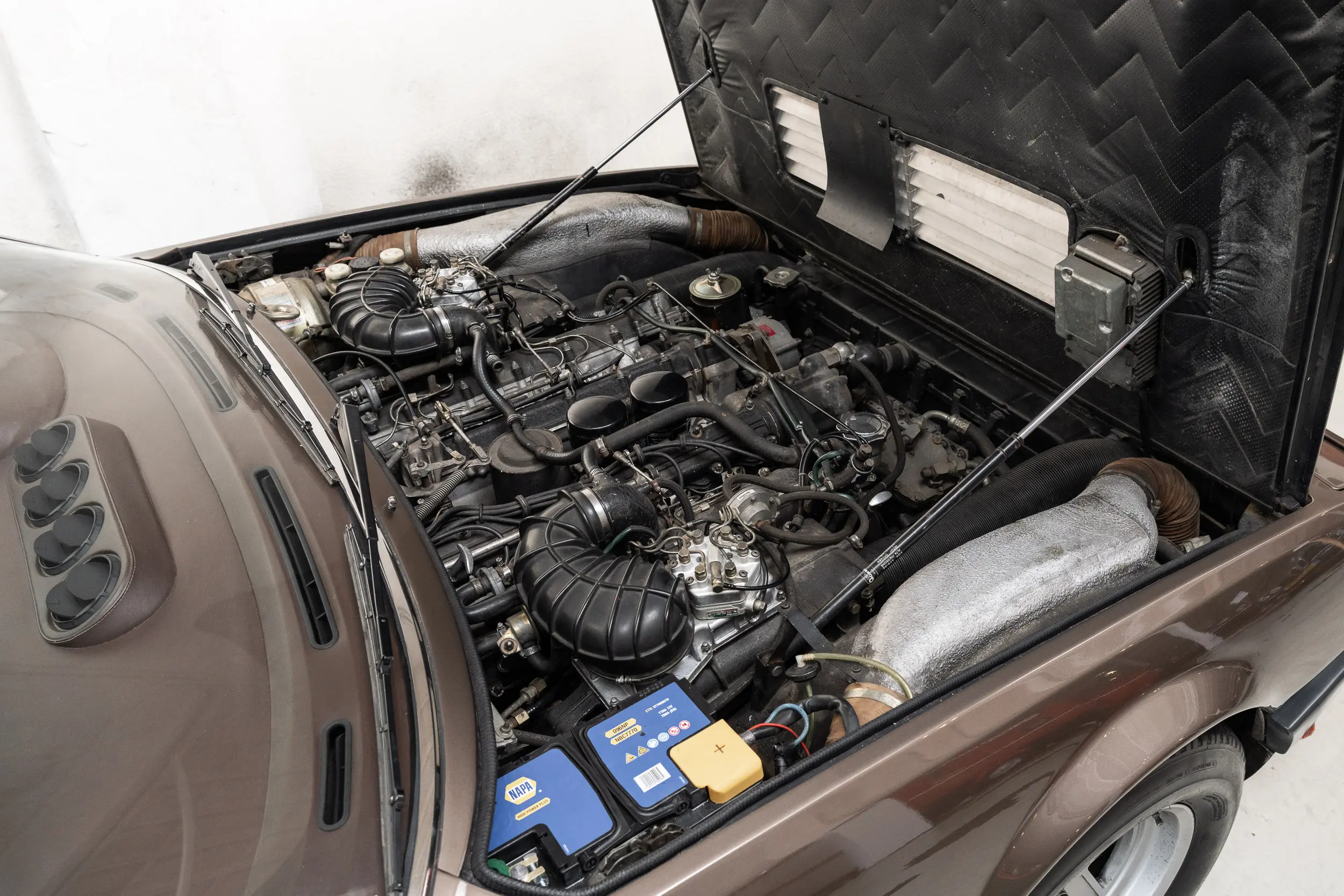 Overview of engine bay of an Ferrari 400 i