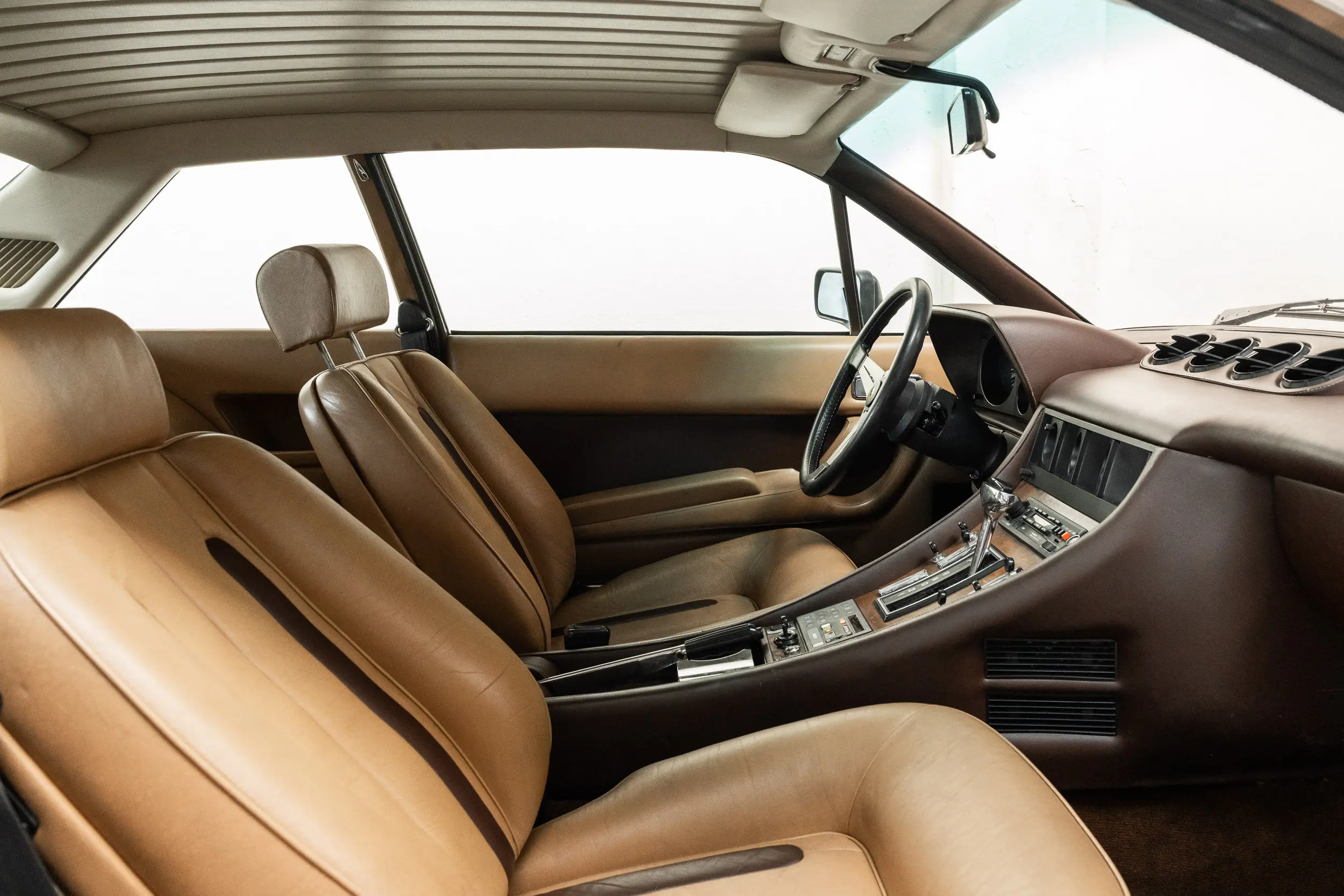 overview of front seats of an Ferrari 400 i