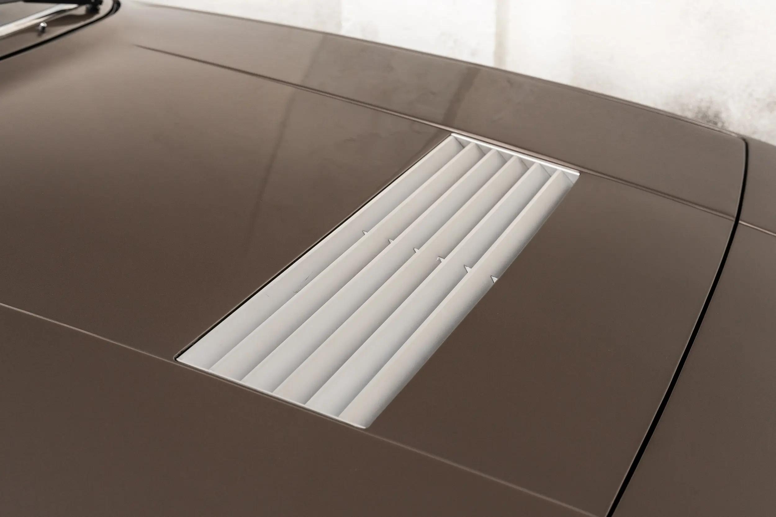view of air ducts on bonnet of an Ferrari 400 i