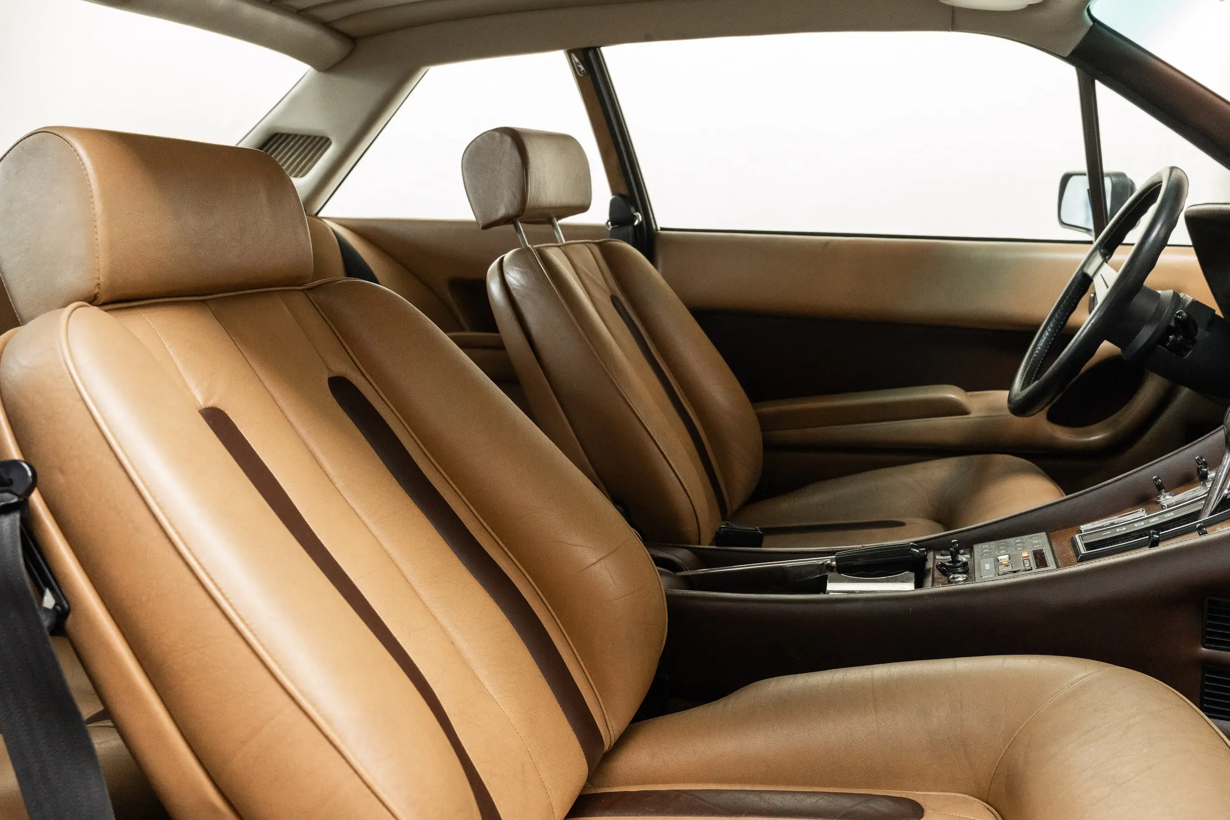 view of front seats of an Ferrari 400 i