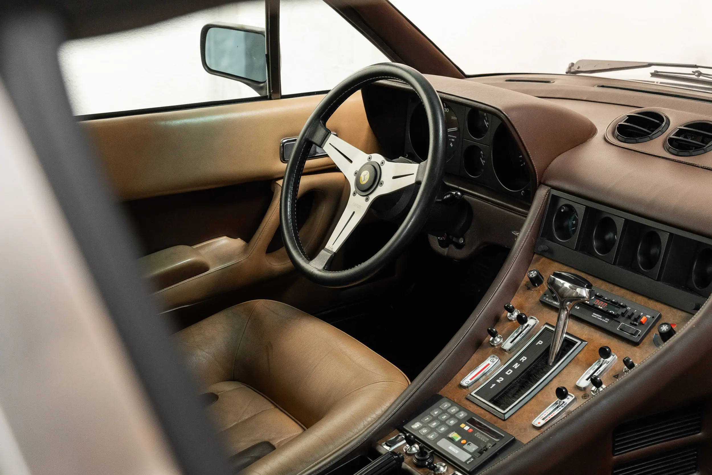Overview of driver's seat of an Ferrari 400 i