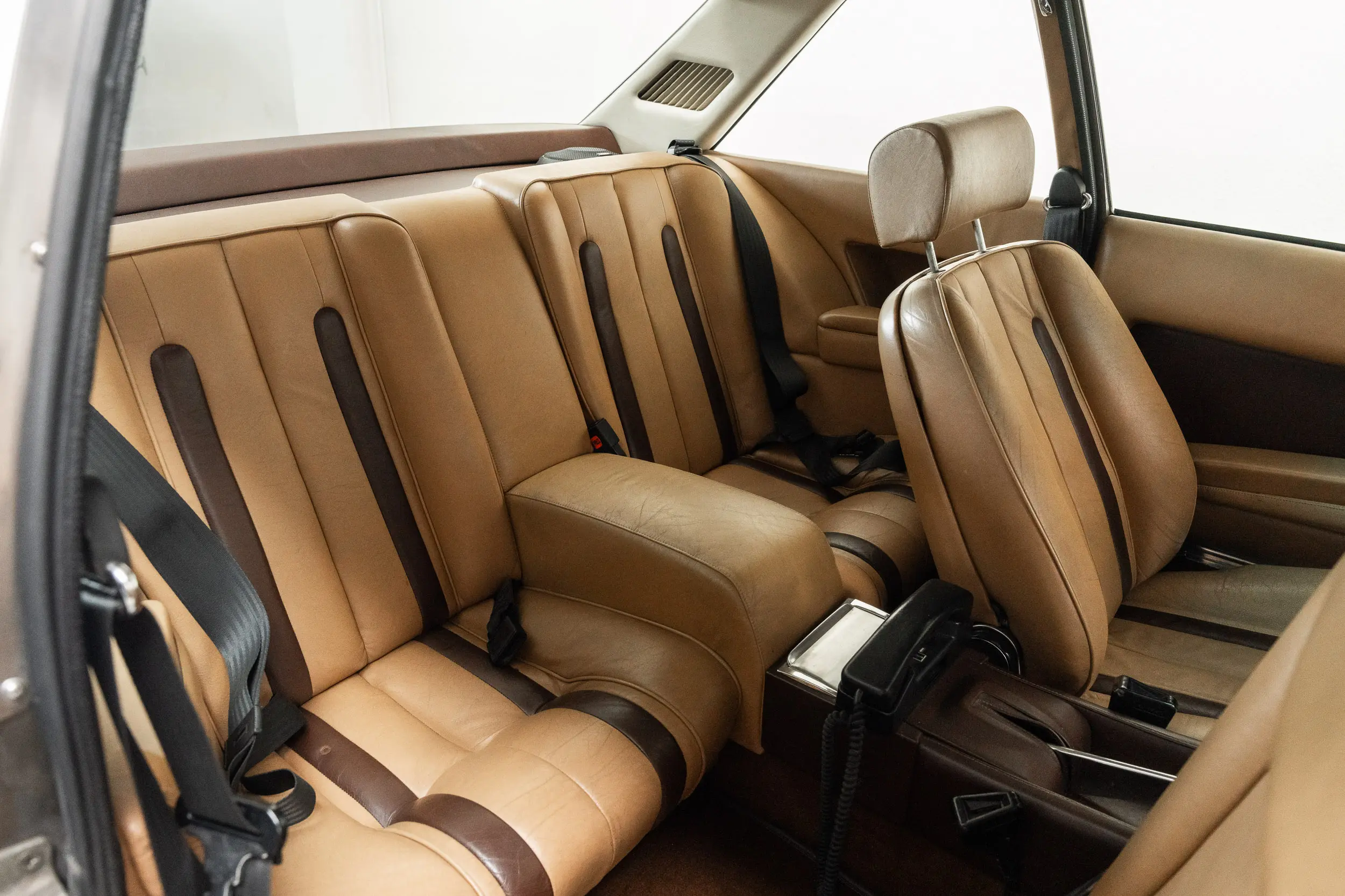 overview of back seats of an Ferrari 400 i