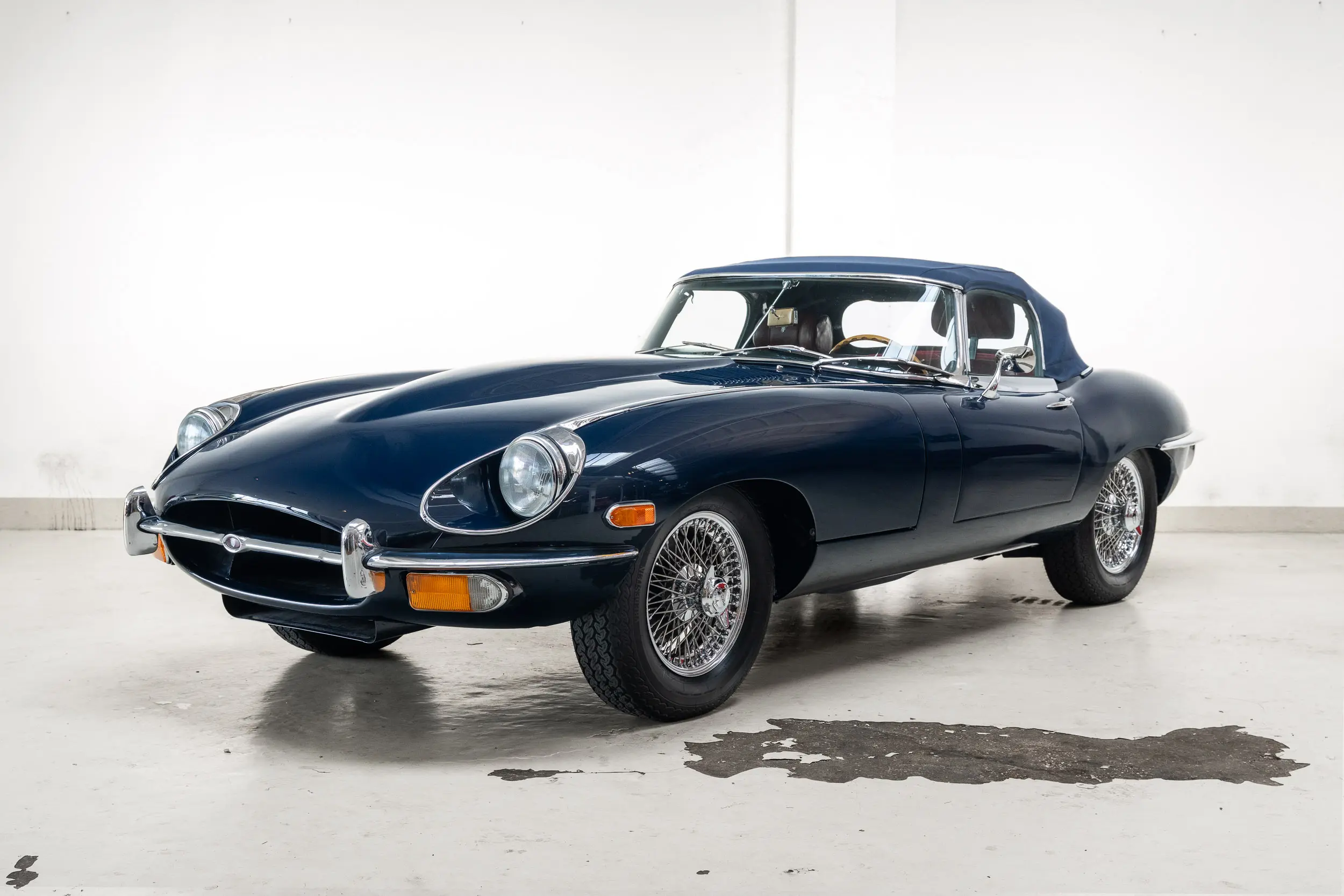 Oblique view of an Jaguar E-Type 4.2 OTS