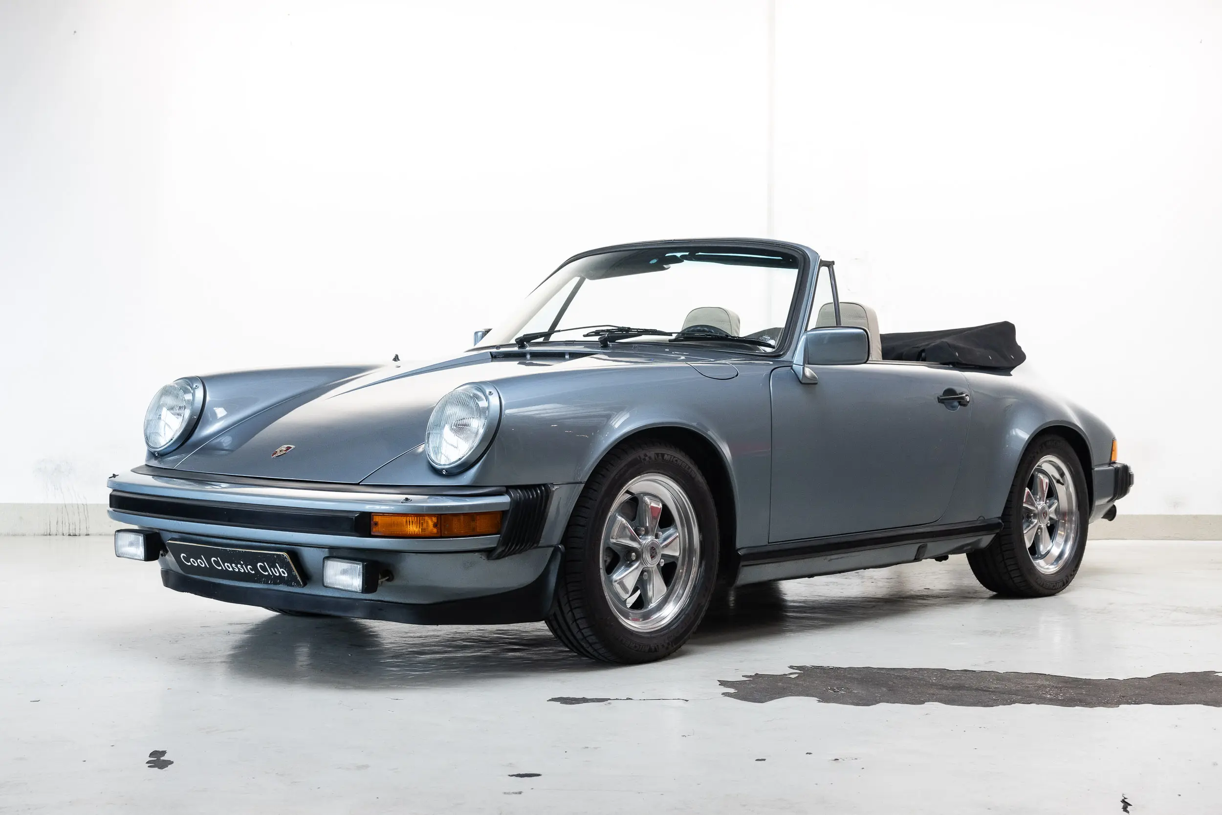 Oblique view of an Porsche 911 SC Carbiolet
