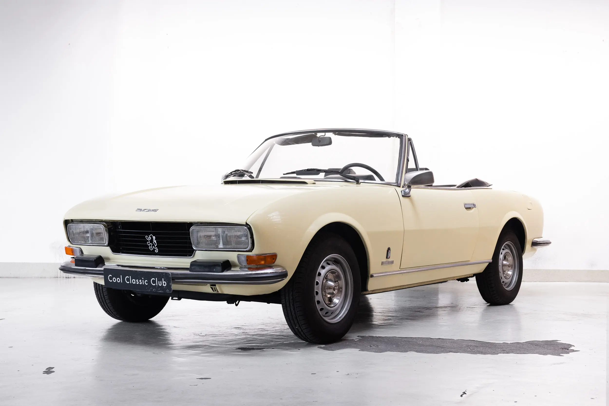 Oblique view of an Peugeot 504 Cabriolet 2.7 V6