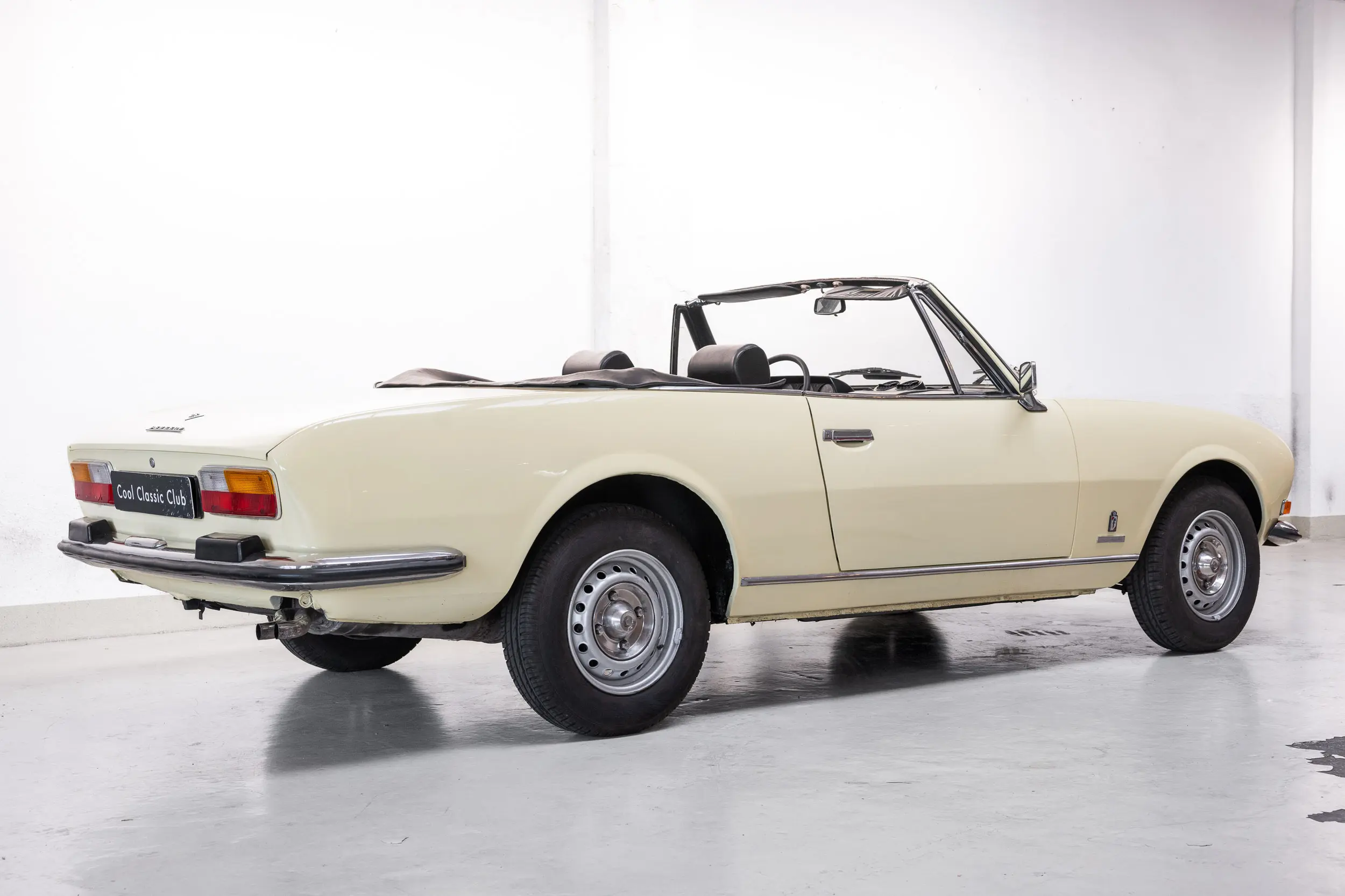 Oblique side view of the 1975 Jaune Tullip Peugeot 504 Cabriolet 2.7 V6
