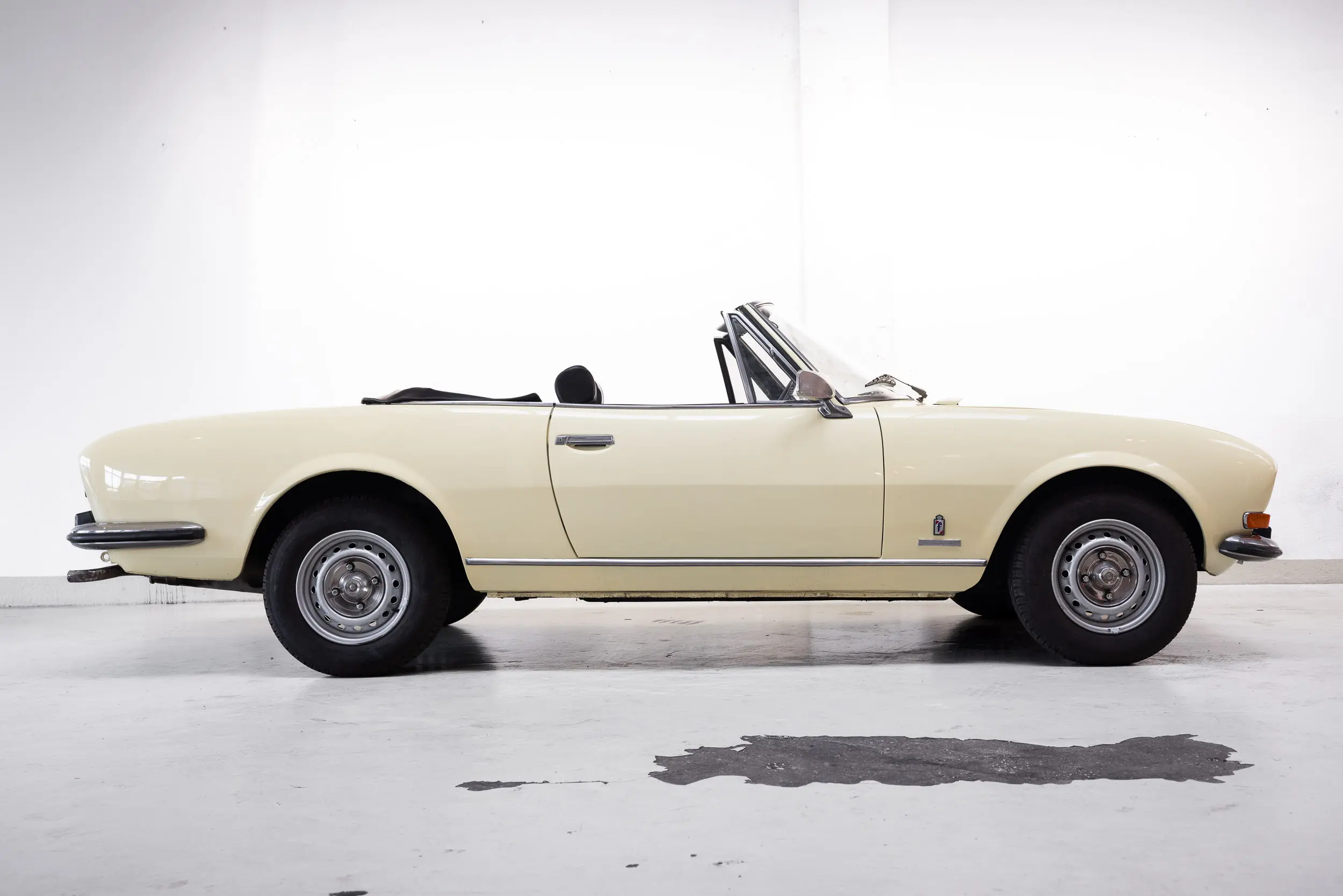 Side view of the 1975 Jaune Tullip Peugeot 504 Cabriolet 2.7 V6