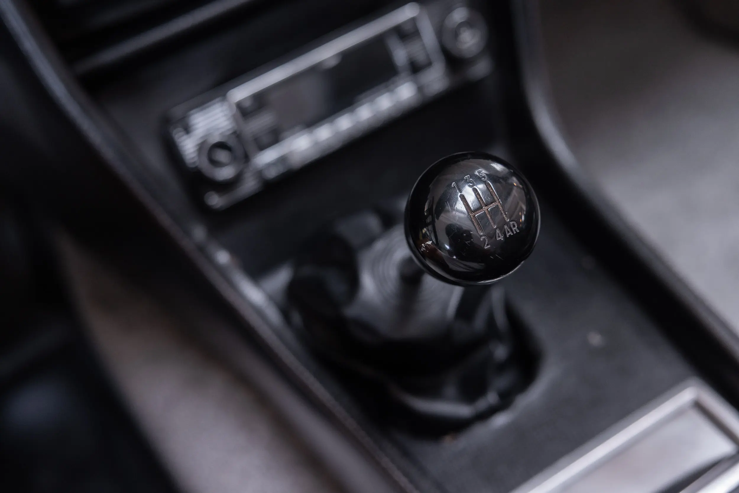 View of gear stick of the 1975 Jaune Tullip Peugeot 504 Cabriolet 2.7 V6