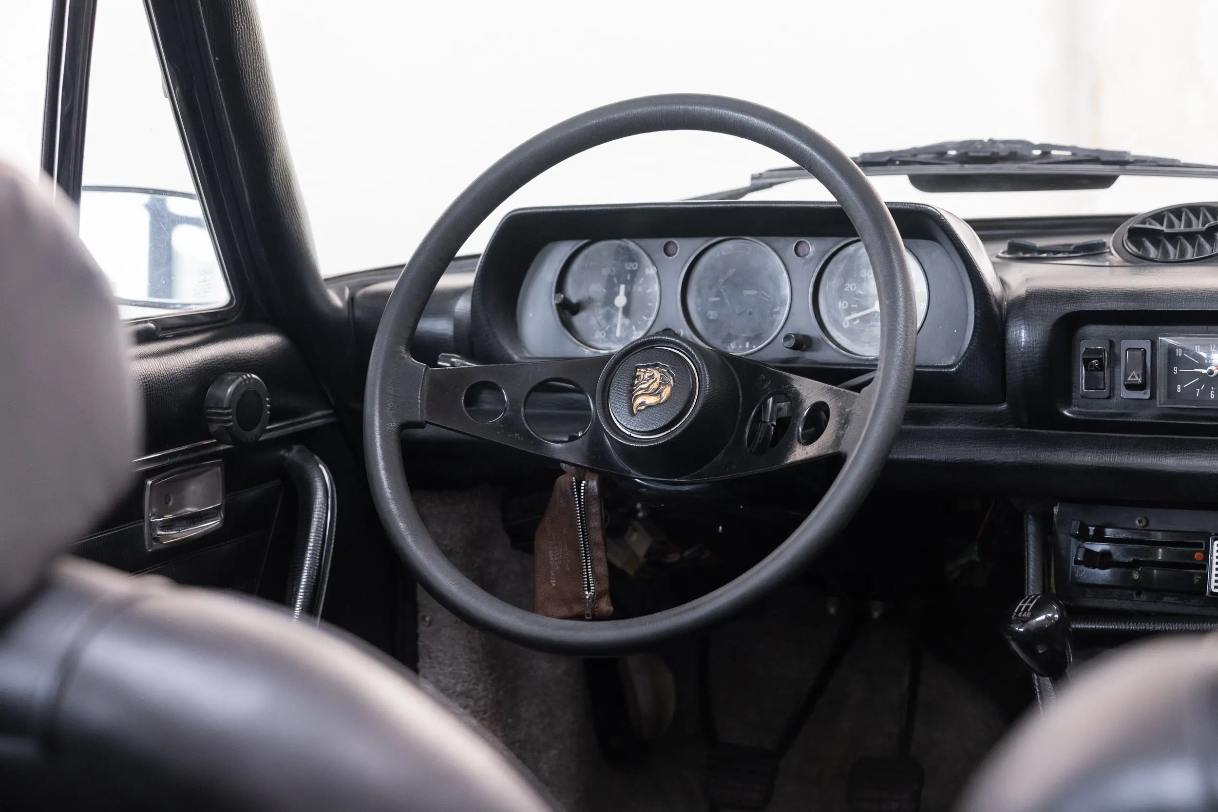 Overview of steering wheel of the 1975 Jaune Tullip Peugeot 504 Cabriolet 2.7 V6