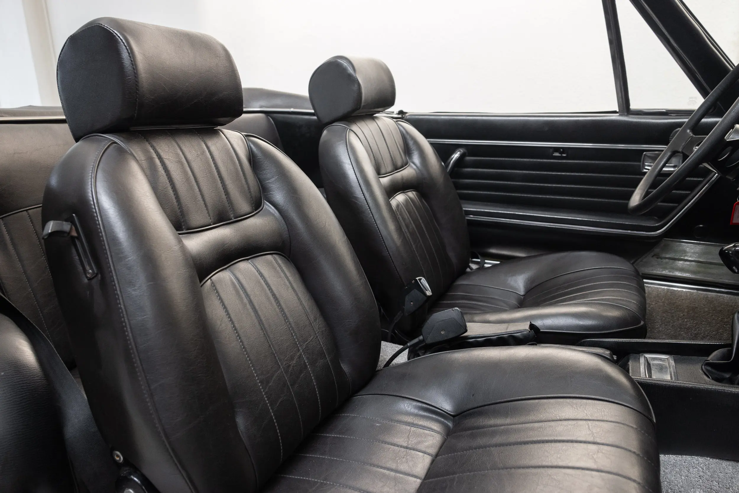 Overview of front seats of the 1975 Jaune Tullip Peugeot 504 Cabriolet 2.7 V6