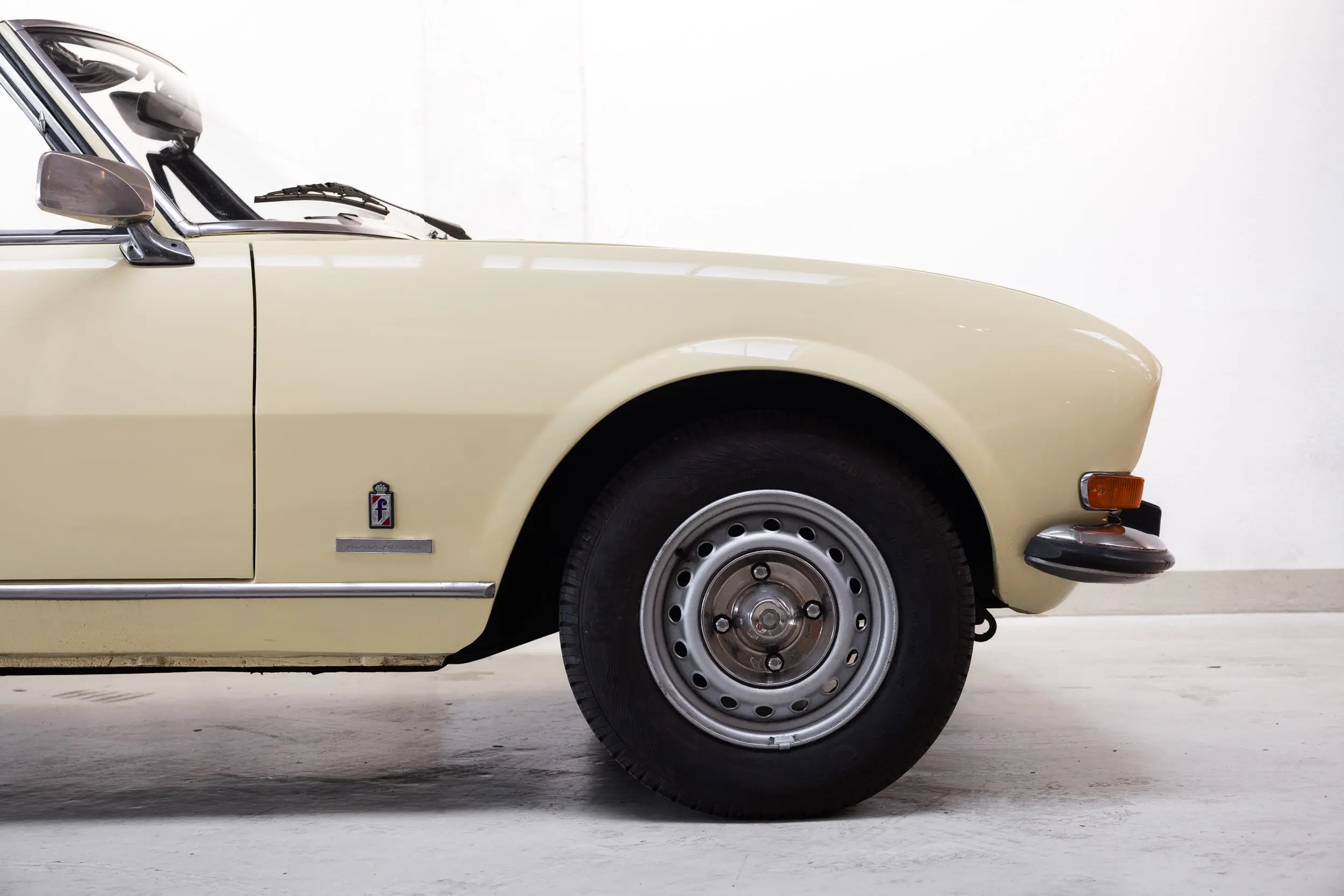front side view of the 1975 Jaune Tullip Peugeot 504 Cabriolet 2.7 V6