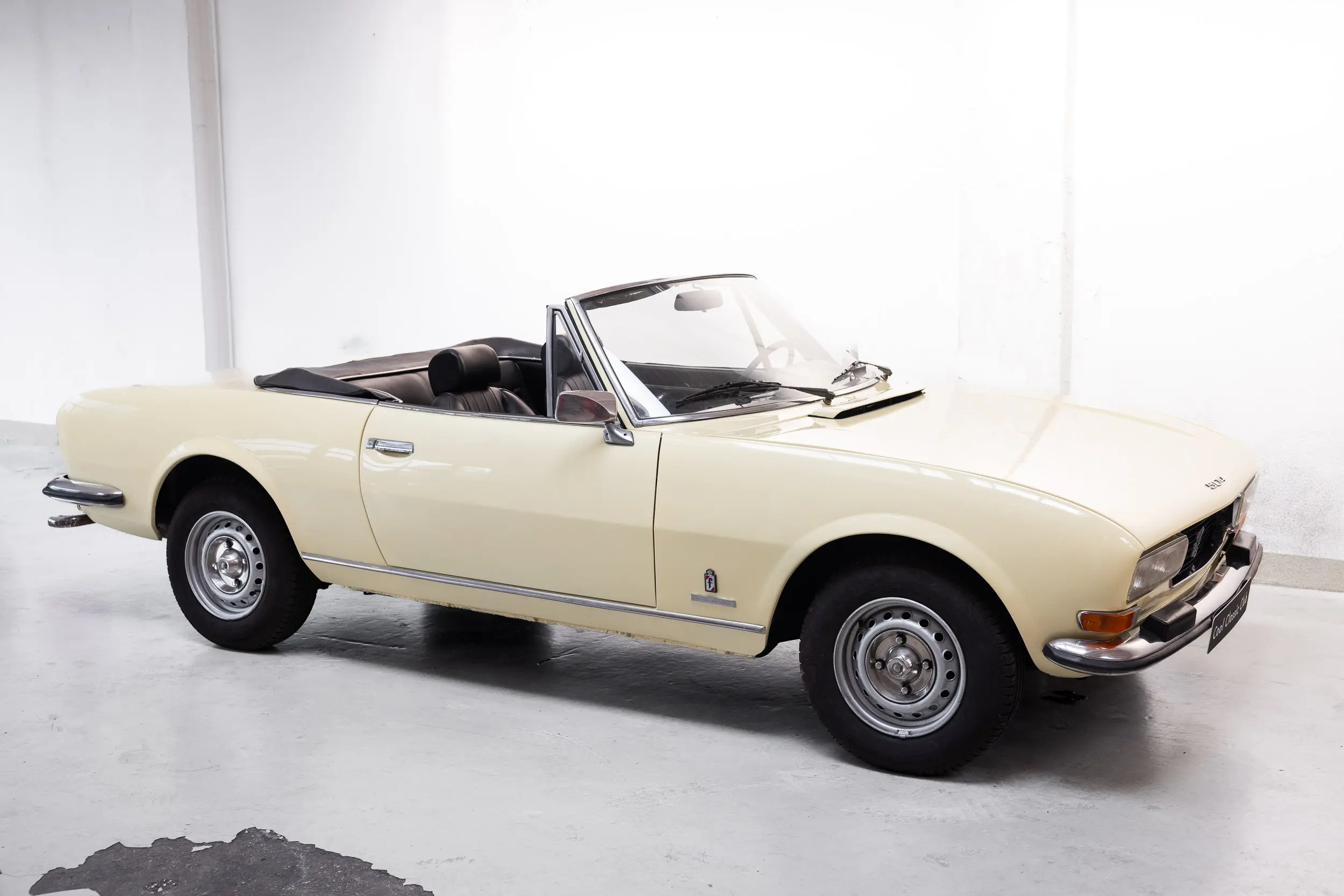 front overview of the 1975 Jaune Tullip Peugeot 504 Cabriolet 2.7 V6