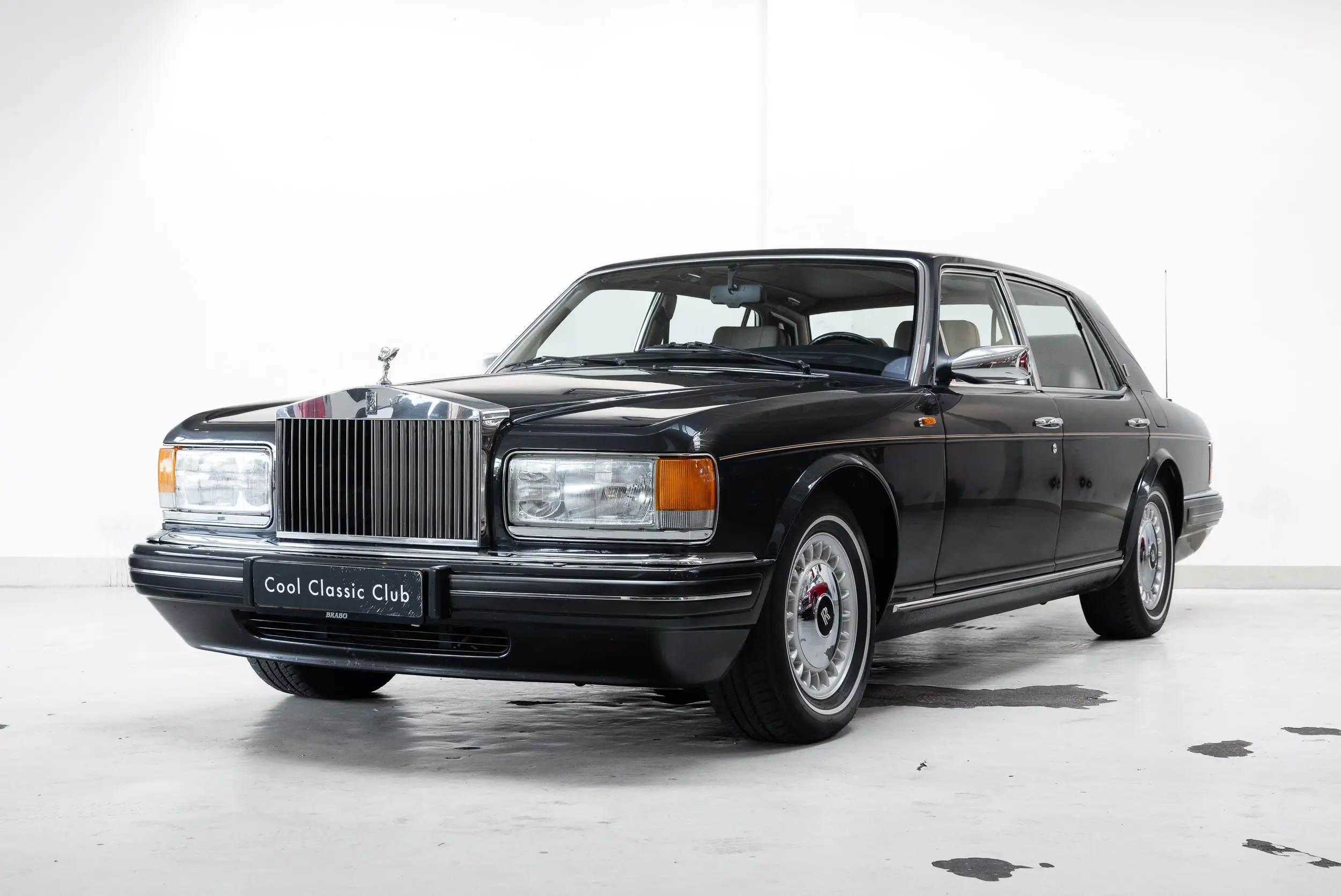 Front oblique view of the 1996 Rolls-Royce Silver Spur